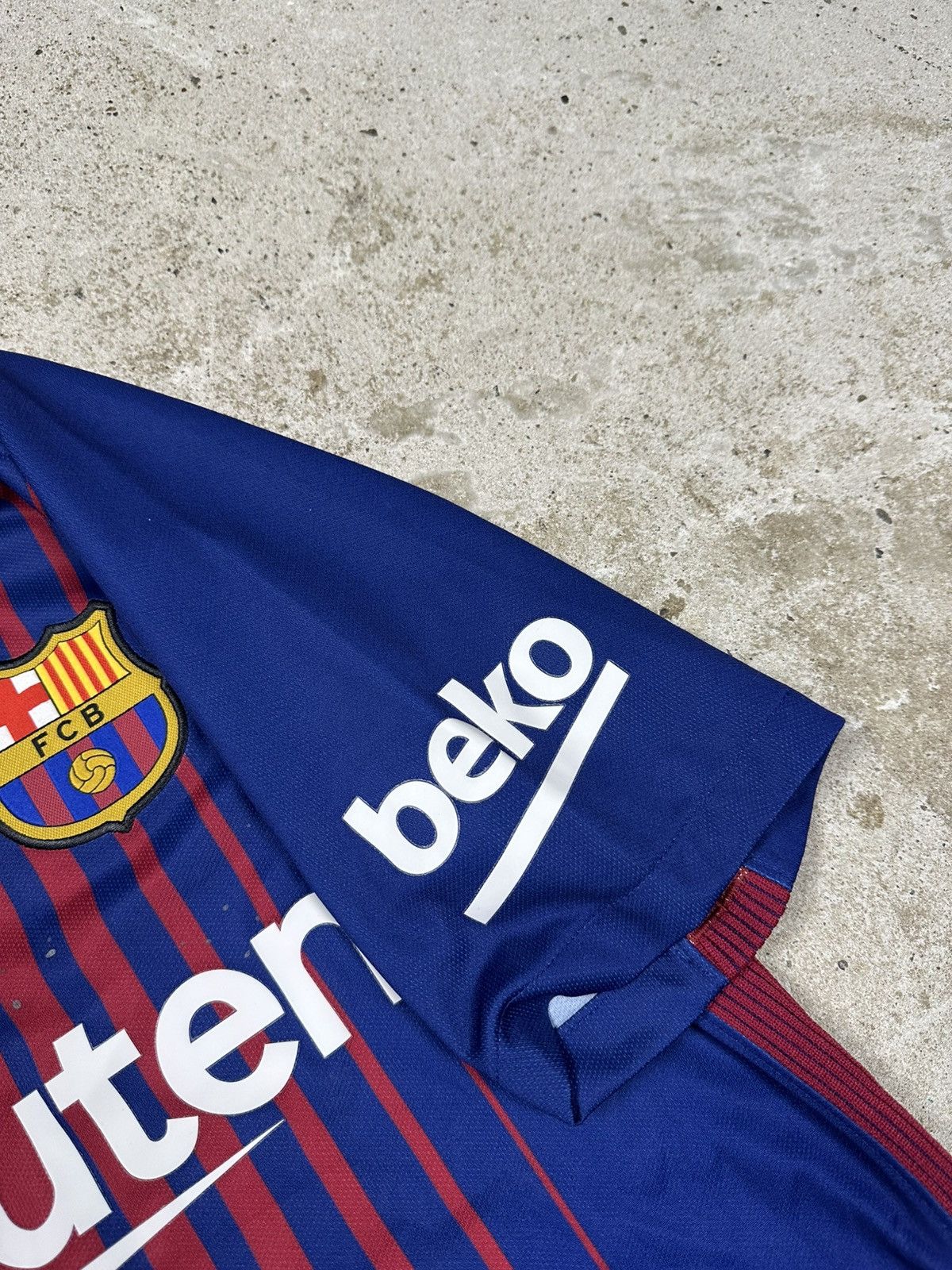 Nike Nike x FC Barcelona 2017/2018 Home Suarez #9 Jersey Size US S / EU 44-46 / 1 - 11 Thumbnail