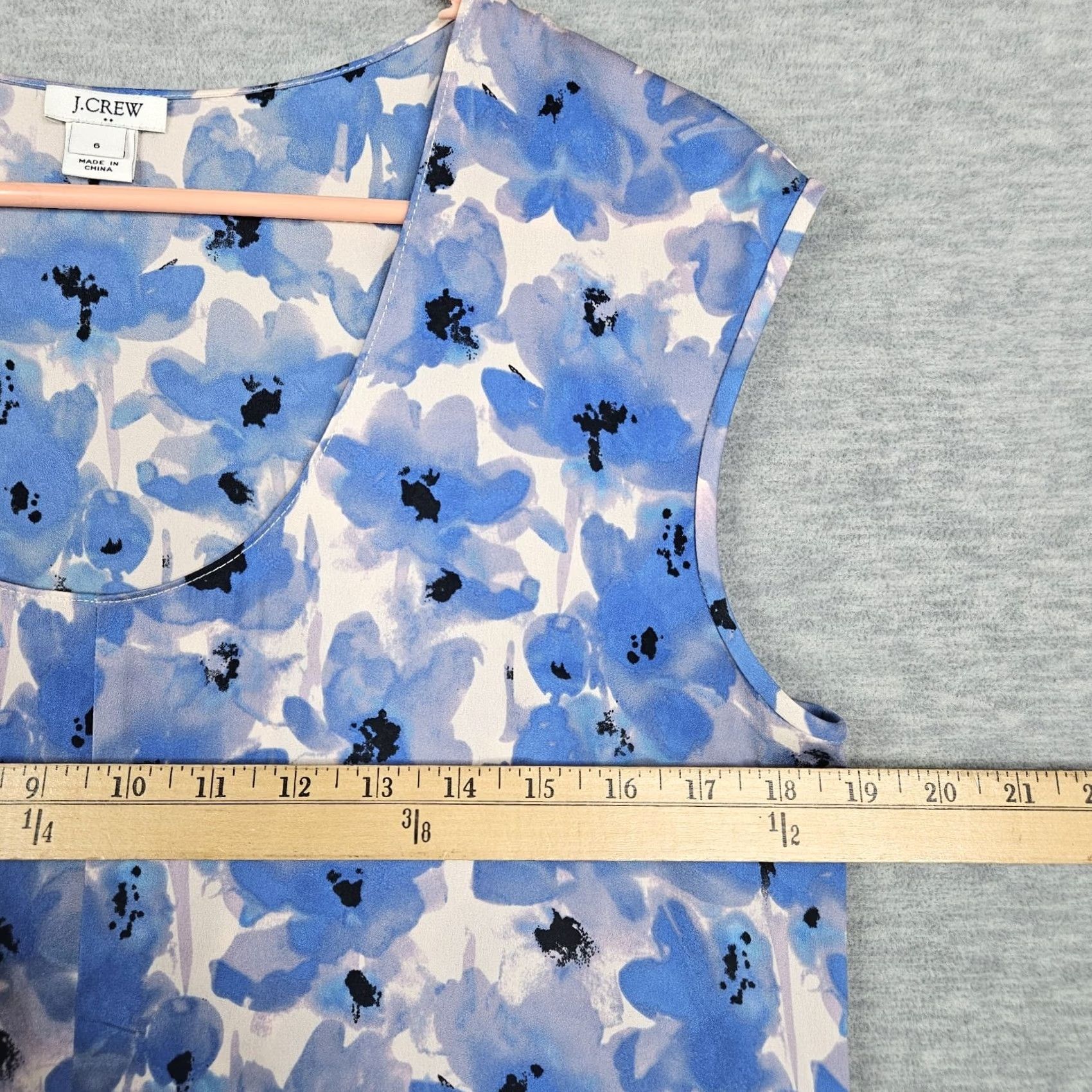 J.Crew J.CREW Blouse Women Cap Sleeve Shirttail Scoop Neck Size 6 Blue Printed Shirt Casual Satin Polyester Short Sleeve Vintage: No Mens Womens Girls? Size M / US 6-8 / IT 42-44 - 3 Thumbnail