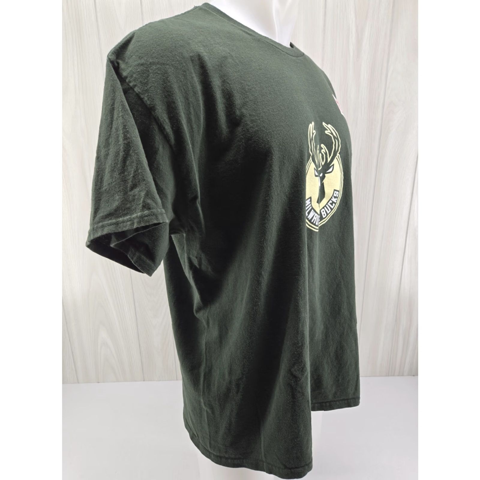 Gildan Klement's Milwaukee Bucks T Shirt XL Green Mens Short Sleeve T-Shirt Size US XL / EU 56 / 4 - 7 Thumbnail