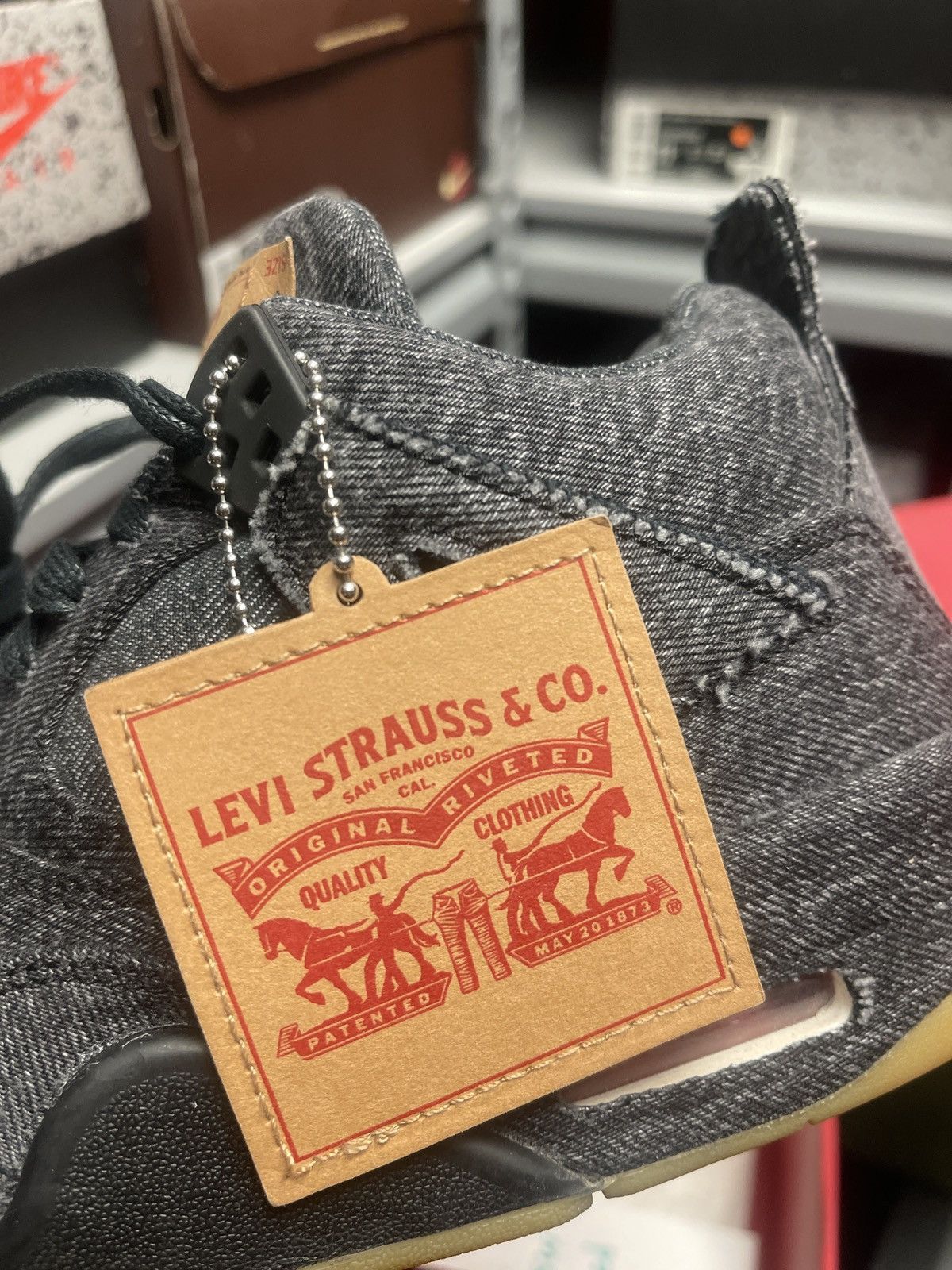 Jordan Brand Size 6 - Levi's x Air Jordan 4 Retro Black Denim Very Clean Size US 6 / EU 39 - 13 Thumbnail