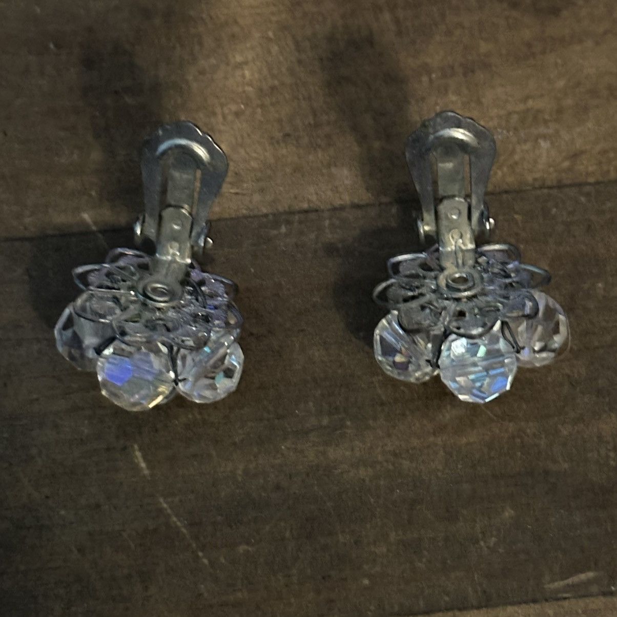Vintage Vintage Aurora Borealis cluster bead clip on earrings Size ONE SIZE - 4 Thumbnail