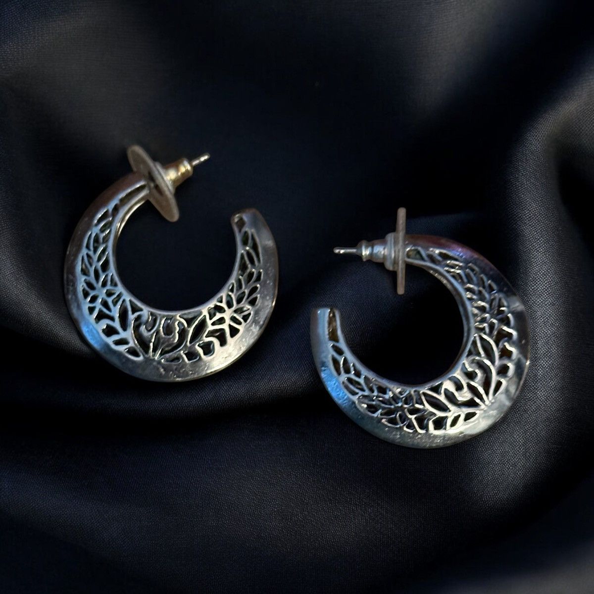 Other Silver tone filigree crescent hoop earrings Size ONE SIZE - 1 Thumbnail