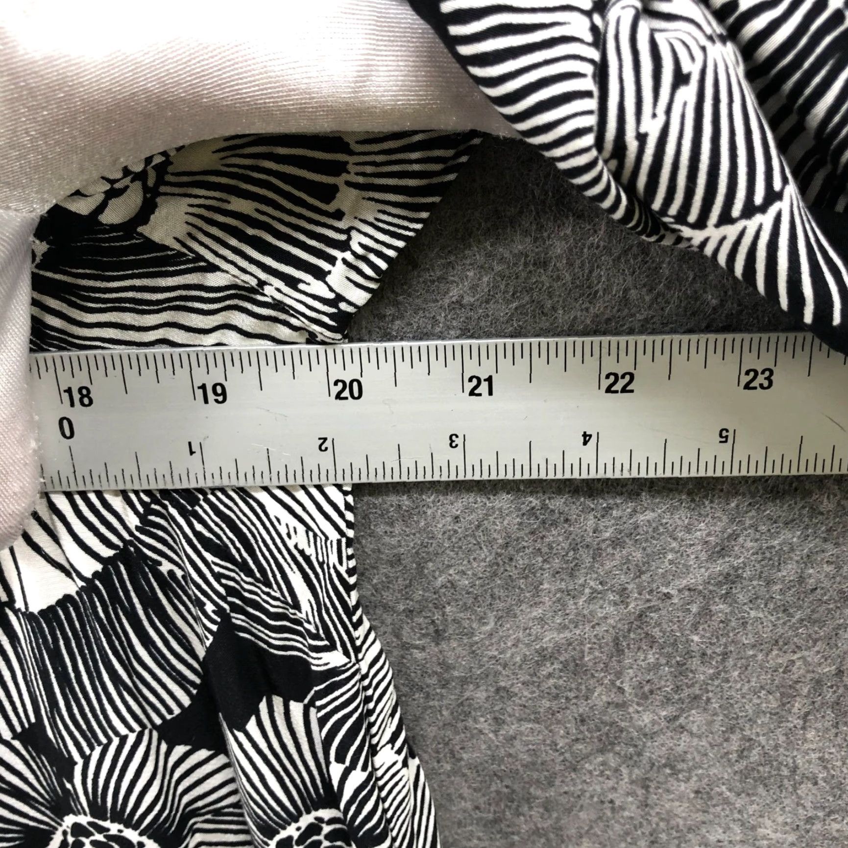 Express Express Shirt Dress S Black White Floral Long Sleeve Oversized Ruffle Hem Button Front Collared Crewneck? Size S / US 4 / IT 40 - 7 Thumbnail
