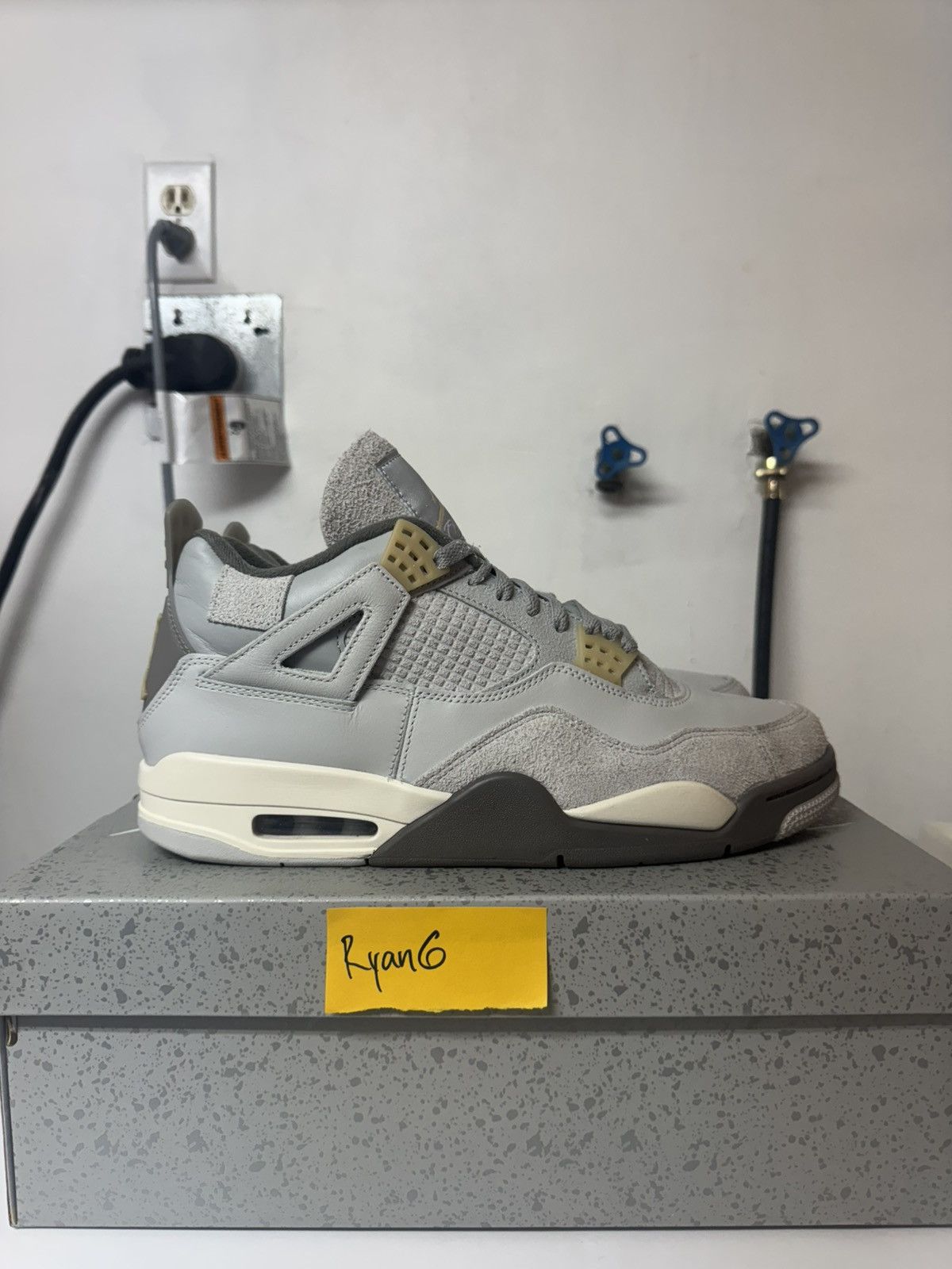Jordan Brand × Nike Jordan 4 SE Craft Photon Dust Size 11 Size US 11 / EU 44 - 2 Thumbnail