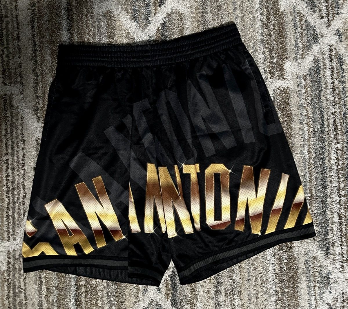 Mitchell & Ness Mitchell & Ness San Antonio Spurs Face Shorts Black Size US 44 / EU 60 - 1 Thumbnail