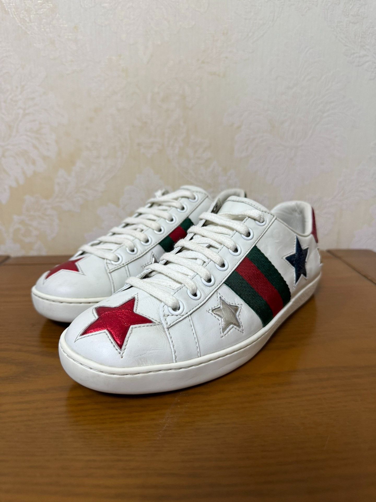 Gucci Gucci White Lowtop Sneakers us_6 Women Size US 6 / IT 36 - 1 Thumbnail
