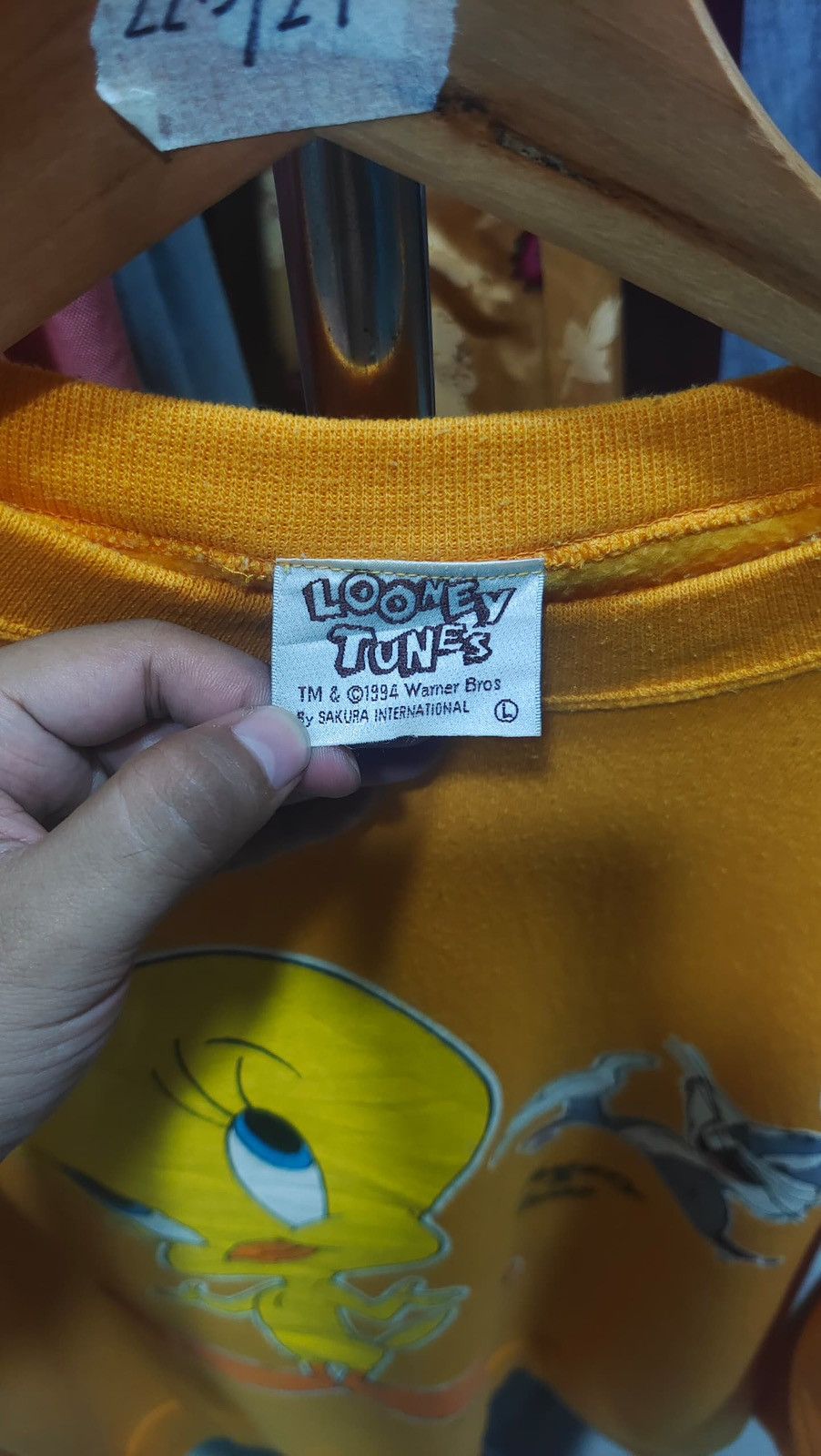 Vintage VINTAGE 1994 LONNEY TUNES TWEETY SWEATSHIRT Size US L / EU 52-54 / 3 - 3 Thumbnail
