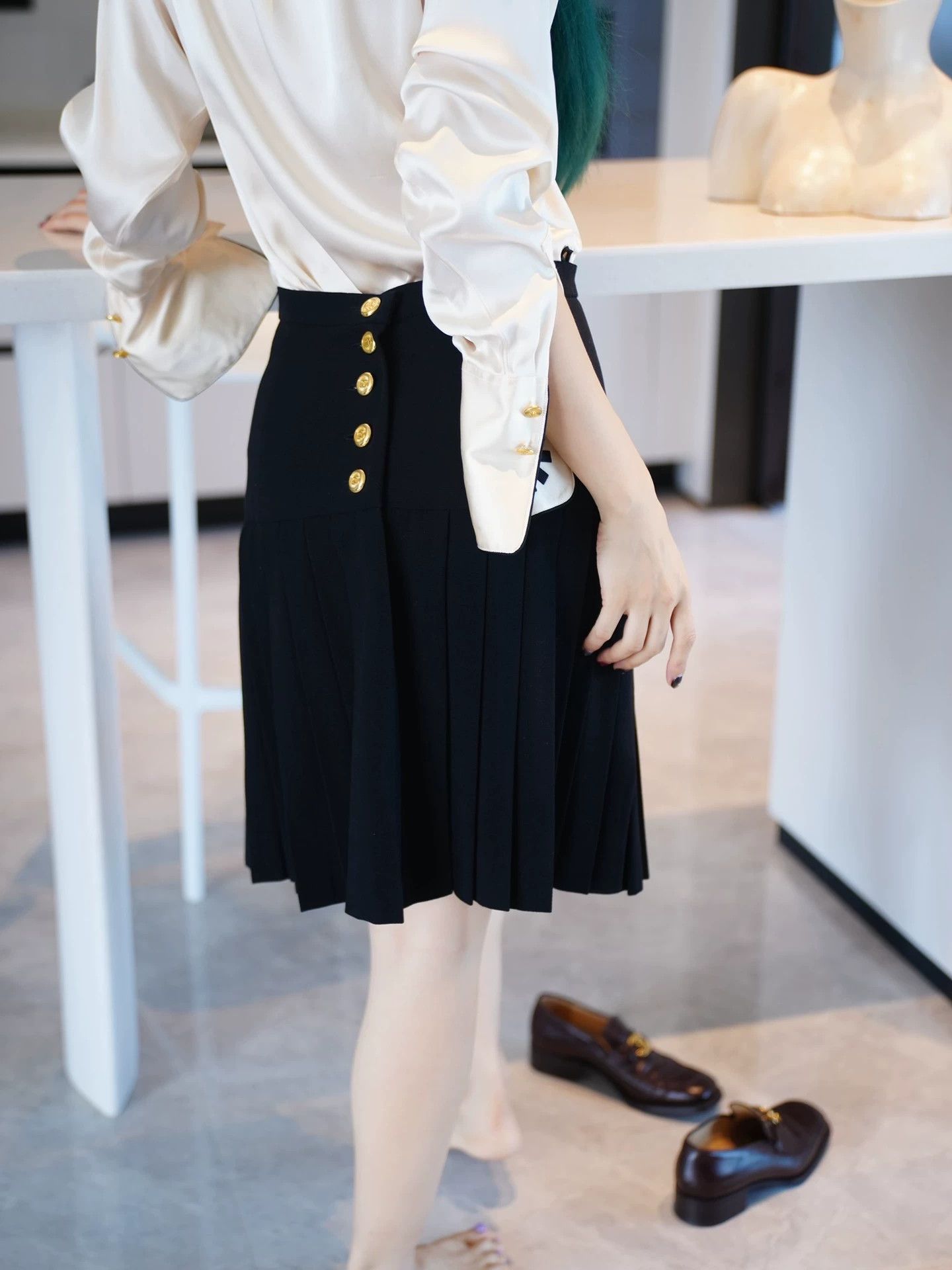 Chanel Chanel Vintage Black Gold Pleats Skirt CC Buttons Size 27" / US 4 / IT 40 - 9 Thumbnail