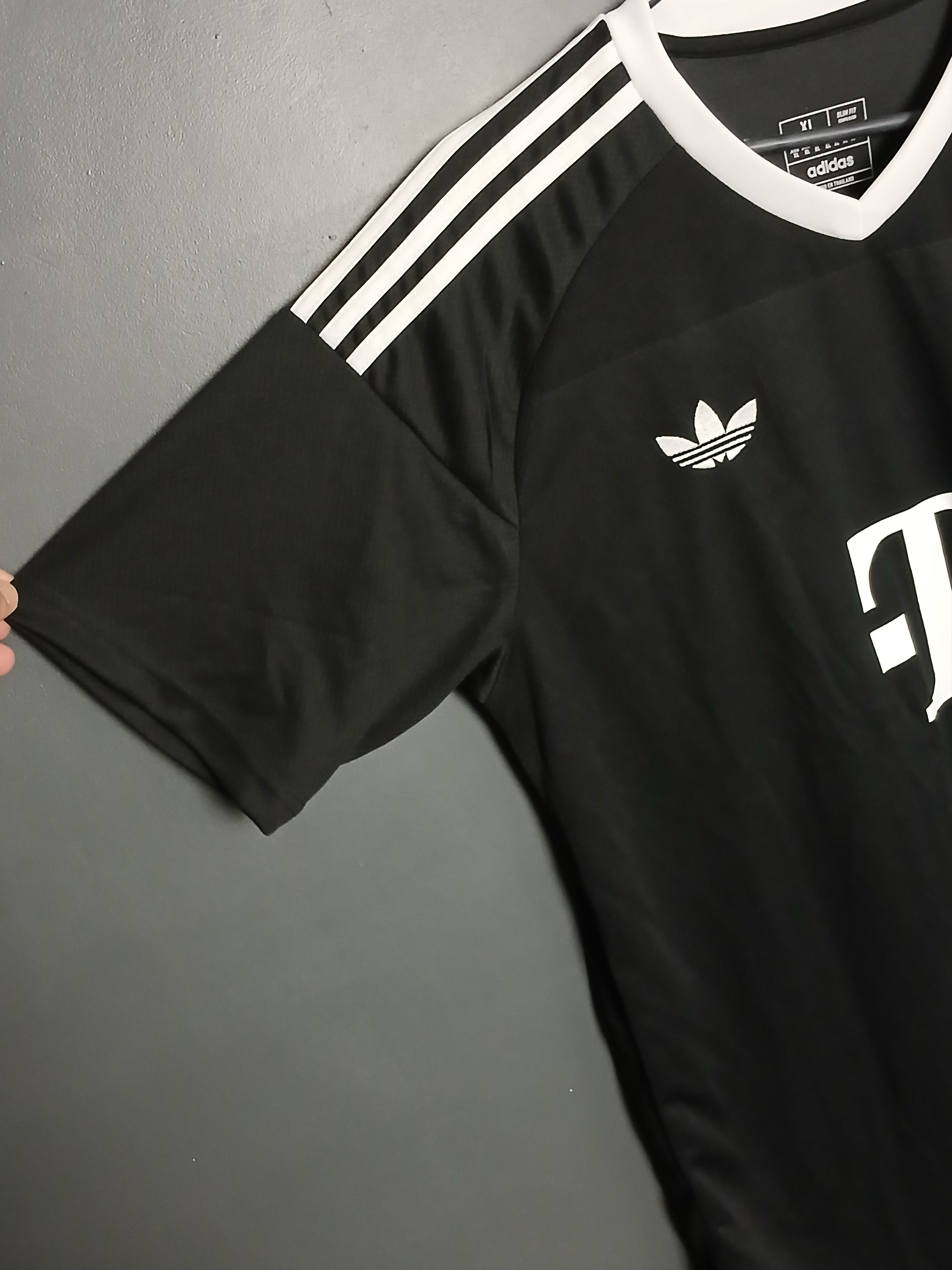 Other Bayern Munich 24/25 Third Goalkeeper Football Jersey T-Shirt Size US XL / EU 56 / 4 - 6 Thumbnail