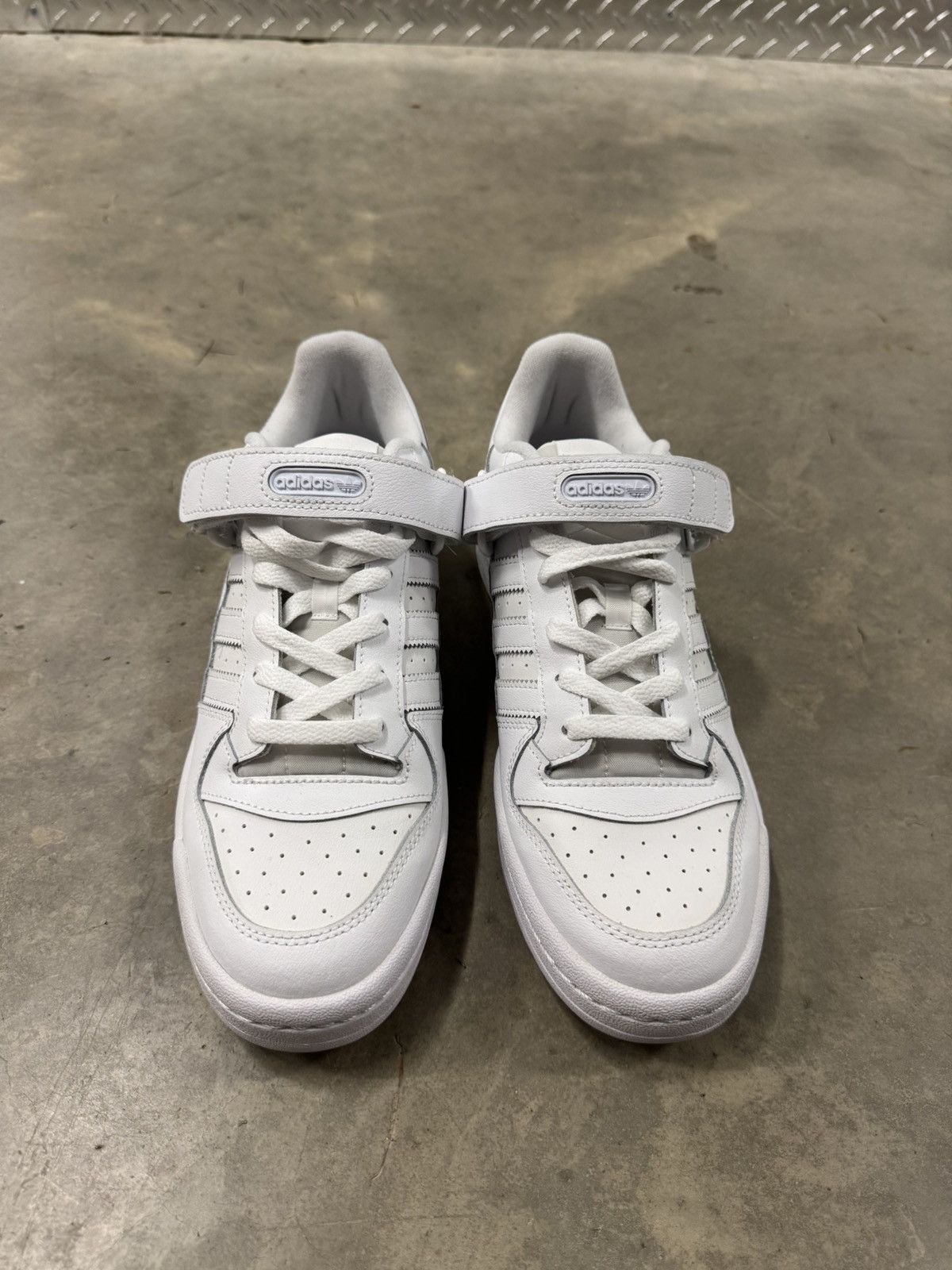 Adidas Adidas Forum Low Triple White Size 9.5 Size US 9.5 / EU 42-43 - 4 Thumbnail