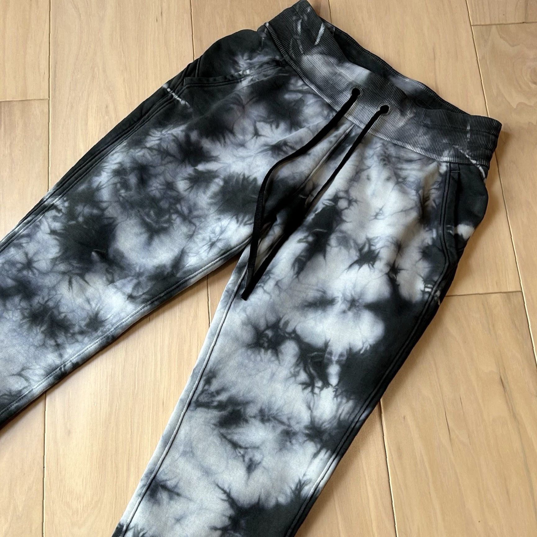 Lululemon VINTAGE Lululemon Warm Down Jogger 4 Women Tie Dye 7/8 Inseam 28 Black White Gray Jogger Pants Size 27" / US 4 / IT 40 - 2 Thumbnail