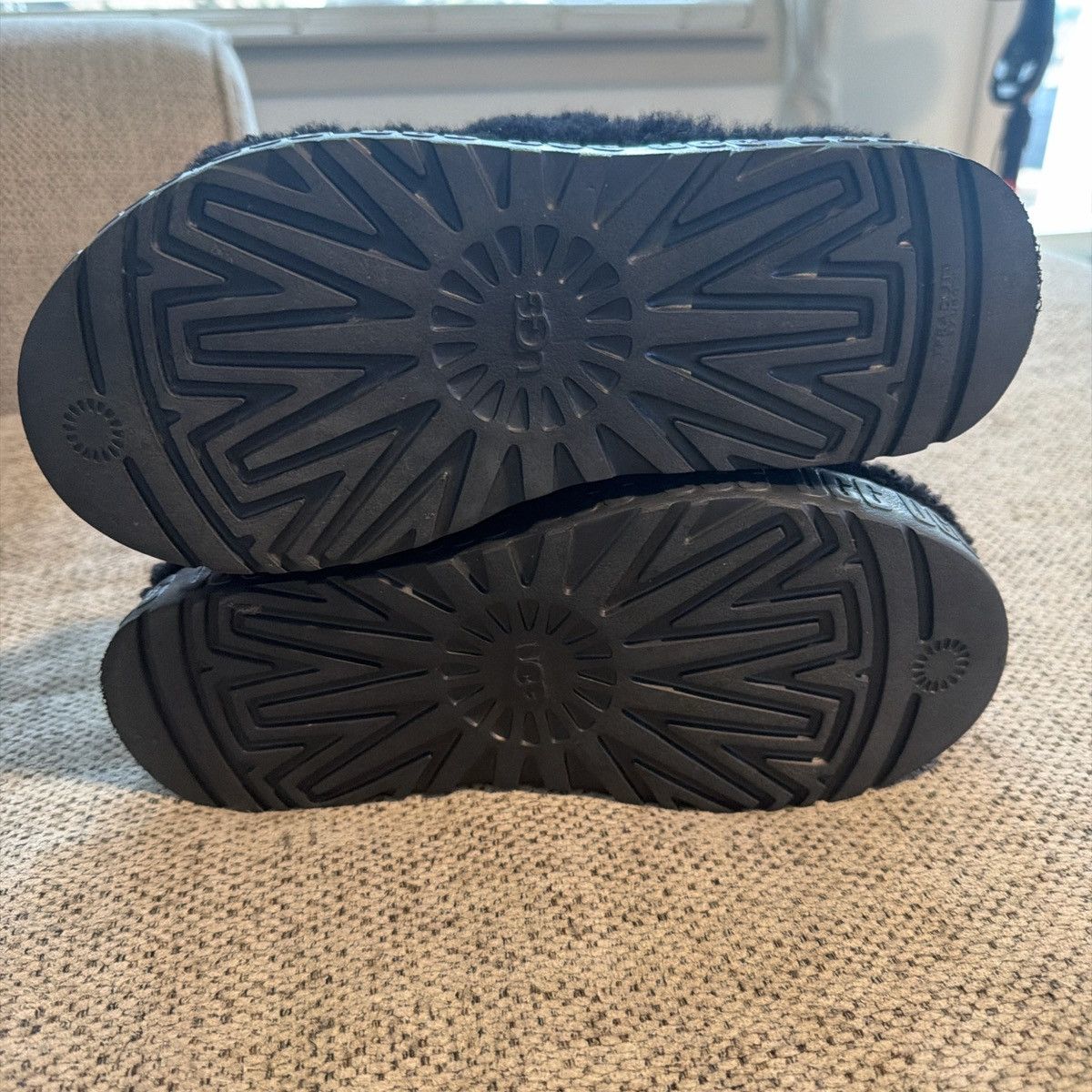 Ugg UGG black slippers w/ straps Size US 8 / IT 38 - 6 Thumbnail
