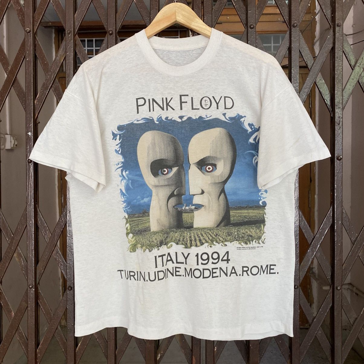 Pink Floyd Vintage 90s Pink Floyd "The Division Bell" Tour T-shirt Size US L / EU 52-54 / 3 - 1 Thumbnail