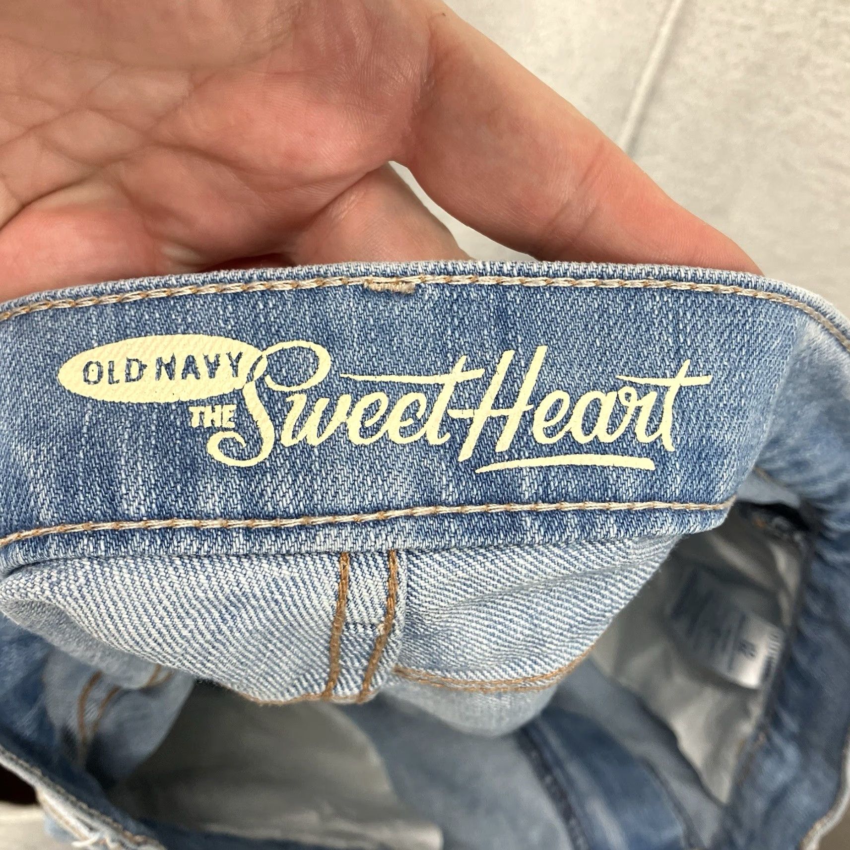 Old Navy Old Navy Women's 90s Sweetheart Jean Shorts Size 12 Mid Rise Cuffed Embroidered Blue 4-Inseam Size 34" / US 12 / IT 48 - 3 Thumbnail