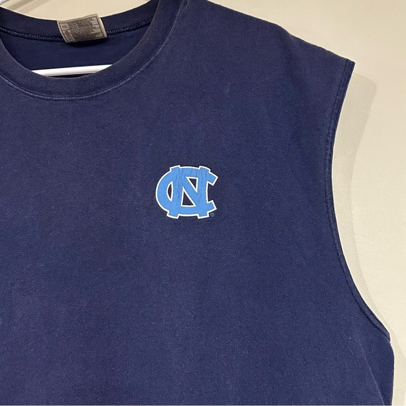 Nike Vintage Nike North Carolina Tar Heels Sleeveless Shirt Size US L / EU 52-54 / 3 - 3 Thumbnail