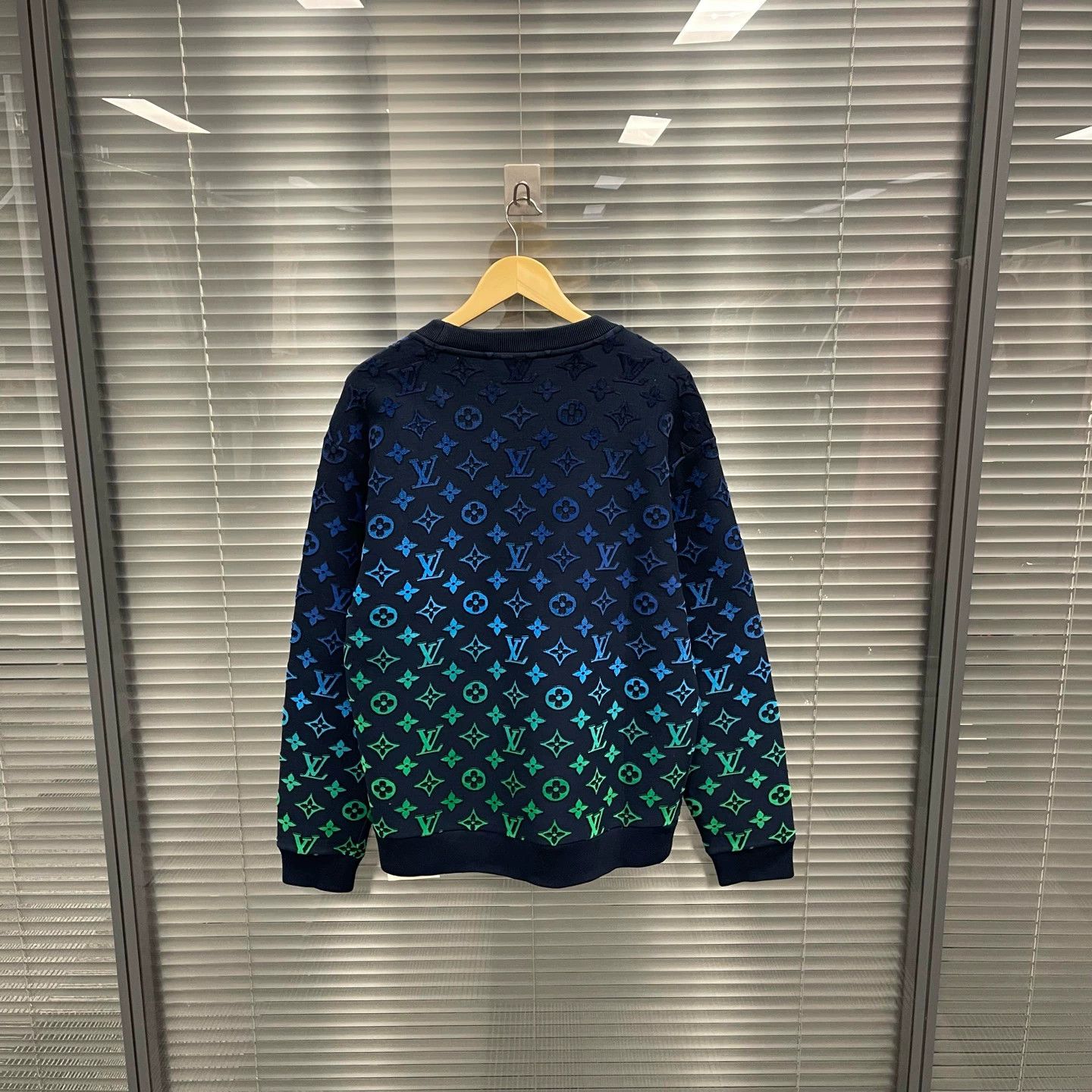Louis Vuitton Louis Vuitton 22ss monogram gradient neon sweatshirt XL new Size US XL / EU 56 / 4 - 2 Thumbnail