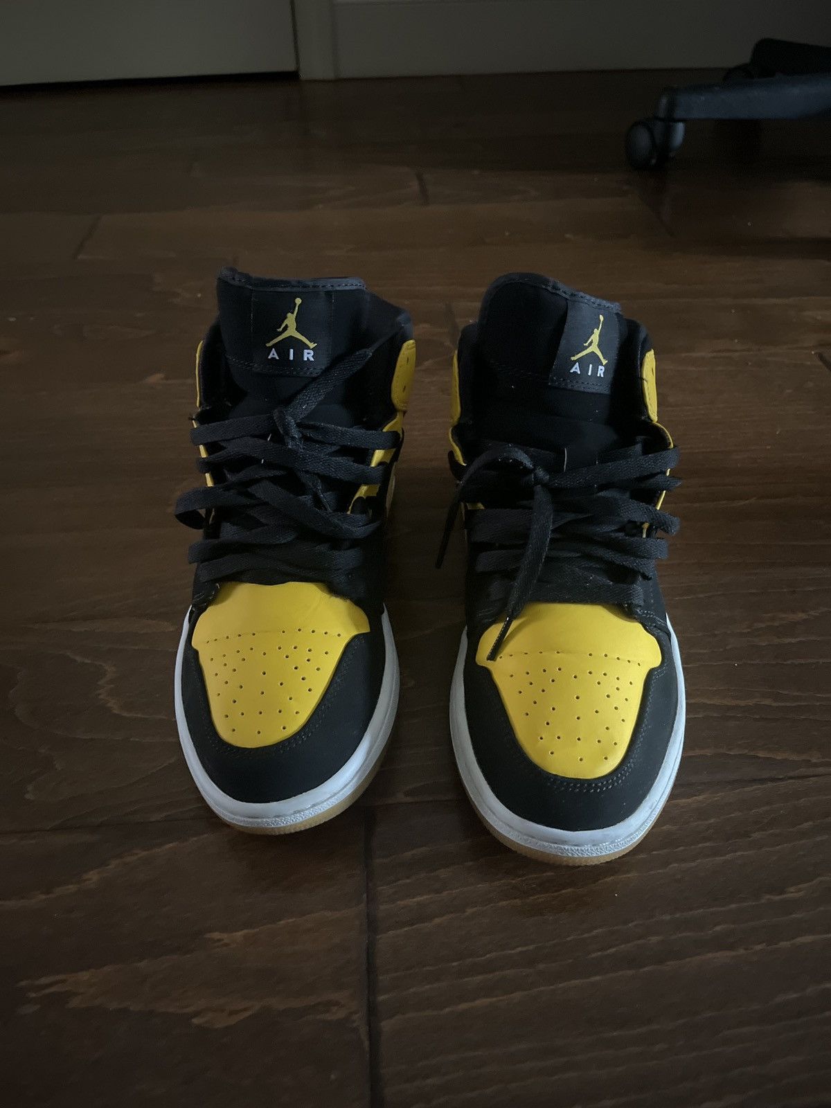 Jordan Brand Air Jordan 1 Mid Size US 9 / EU 42 - 3 Thumbnail