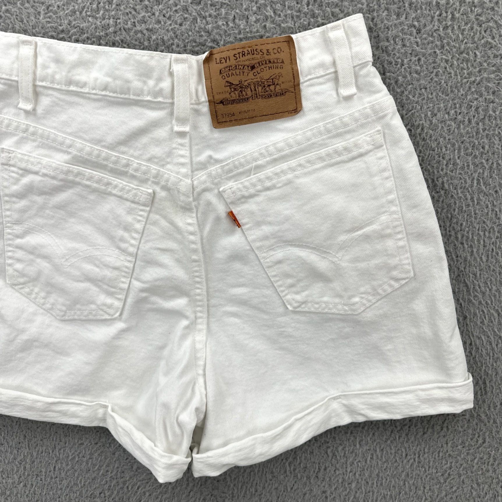 Levi's VINTAGE Levi’s 954 White Denim Shorts Womens Size 9 Made in USA EUC - Denim Shorts - White - 1990s - 26in Waist - 2in Inseam - Regular - Womens Size 30" / US 8 / IT 44 - 7 Thumbnail