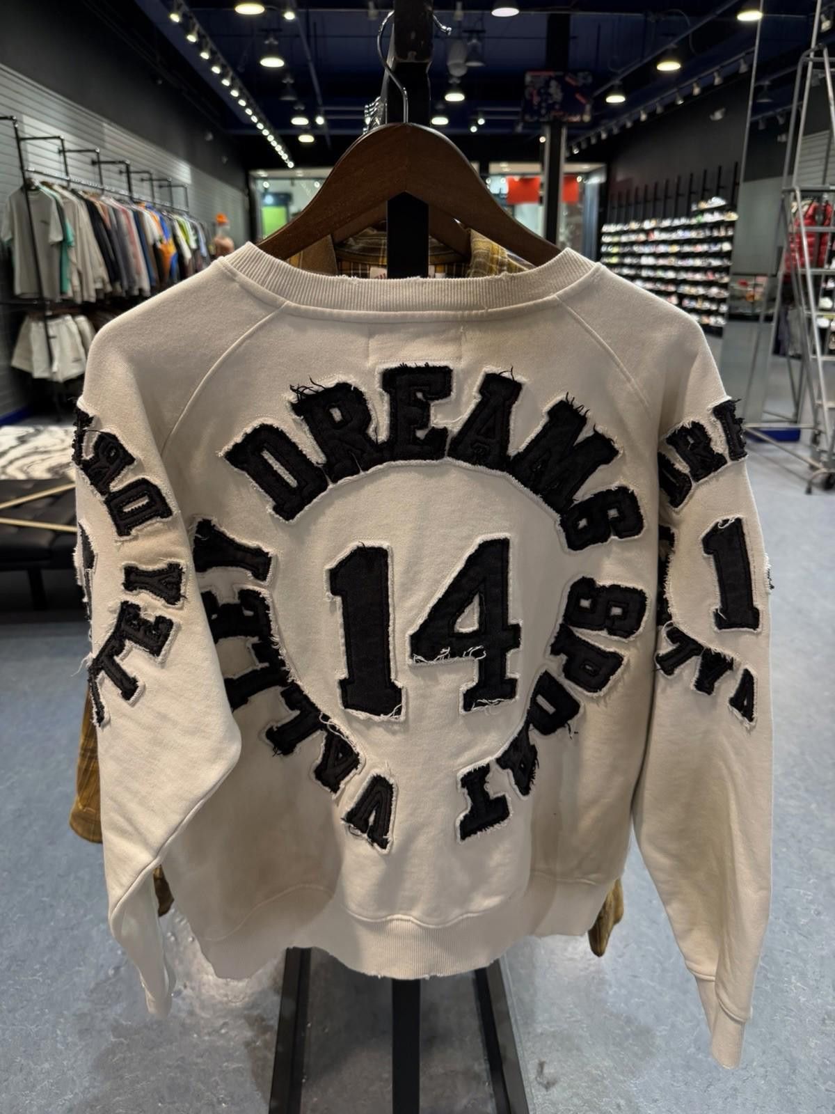 Other Insignia Crewneck Size Medium, Brand New Valley Dreams White Size US M / EU 48-50 / 2 - 6 Thumbnail