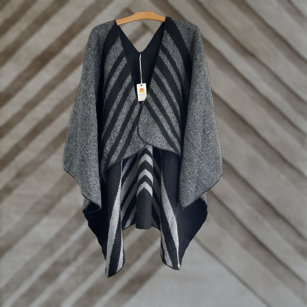 Marine Layer NWT Marine Layer Wilma Aztec Poncho Reversible One Size Cardigan Sweater Acrylic Gray Women Poncho Reversible Colorful" Size ONE SIZE - 1 Thumbnail
