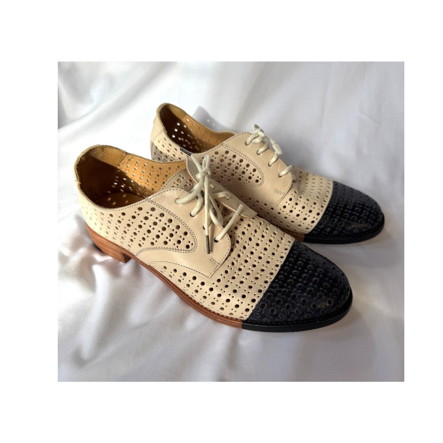 Other The Office of Angela Scott Cream Navy Toe Oxford Shoes 38 Size US 8 / IT 38 - 1 Thumbnail
