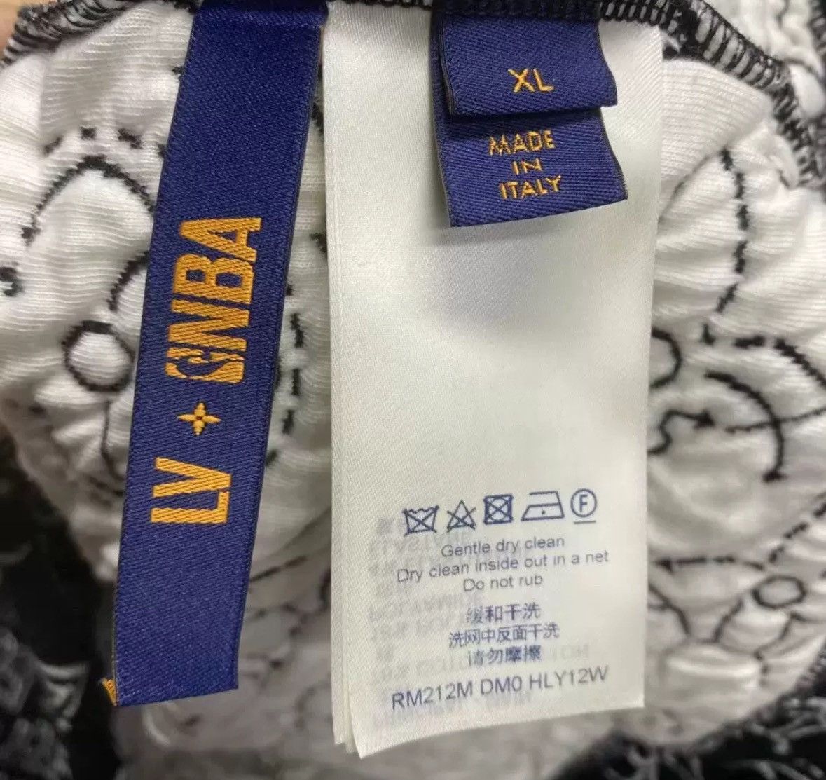Louis Vuitton Louis Vuitton's latest black full print logo hooded jacket Size US XL / EU 56 / 4 - 4 Thumbnail