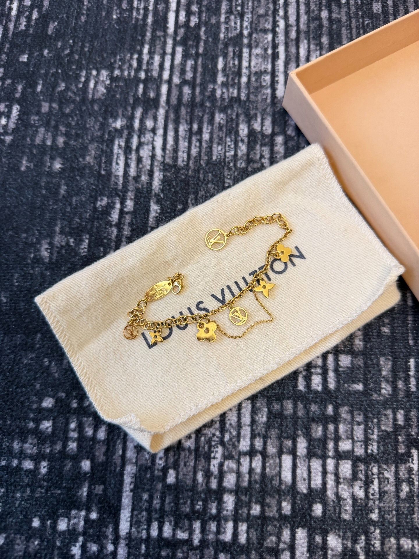 Louis Vuitton Louis Vuitton 2022 SS Runway Floral Logo Bracelet Size ONE SIZE - 1 Thumbnail