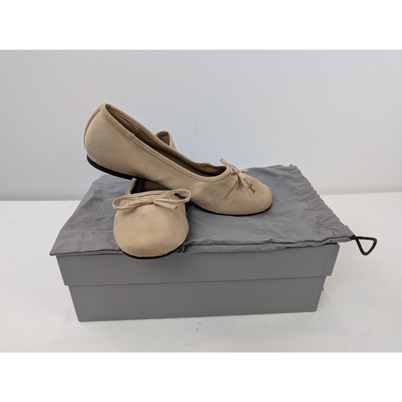 Balenciaga o1rshd1 Leopold Flat Satin Mule Shoe in Light Beige Size US 6 / EU 39 - 19 Thumbnail
