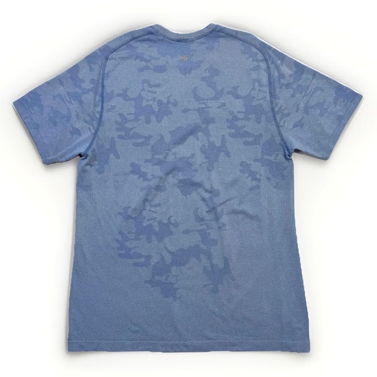 Lululemon Lululemon Shirt Mens Large Blue Camo Seamless Athletic Training Short Sleeve Size US L / EU 52-54 / 3 - 3 Thumbnail