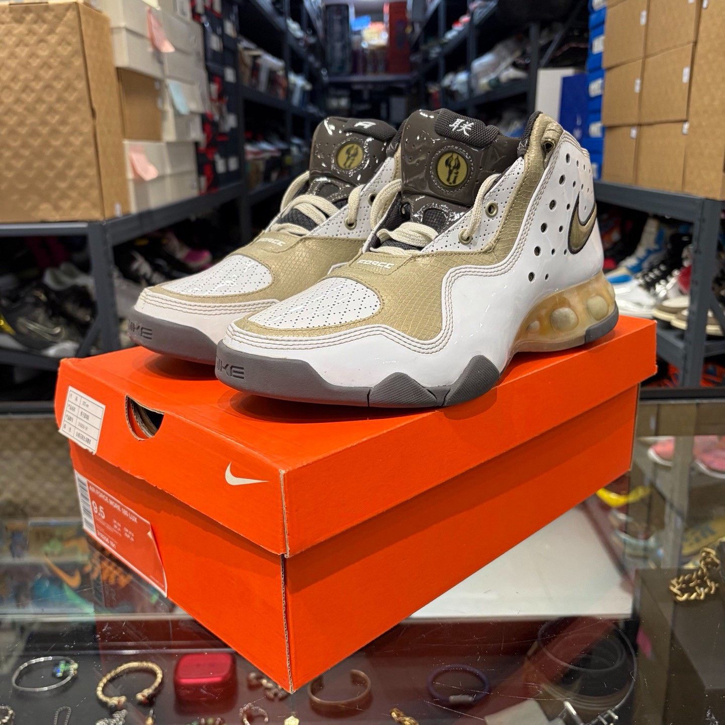 Nike Nike Silver Lowtop Sneakers 10 Men Size US 10 / EU 43 - 1 Thumbnail
