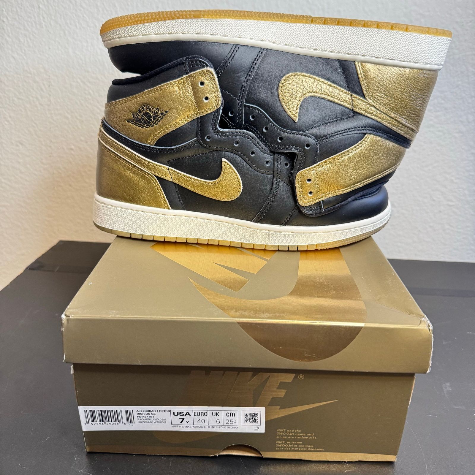 Jordan Brand •DS• Jordan 1 Retro High OG Black Metallic Gold(GS) • 7Y /8W Size US 7 / EU 40 - 4 Thumbnail