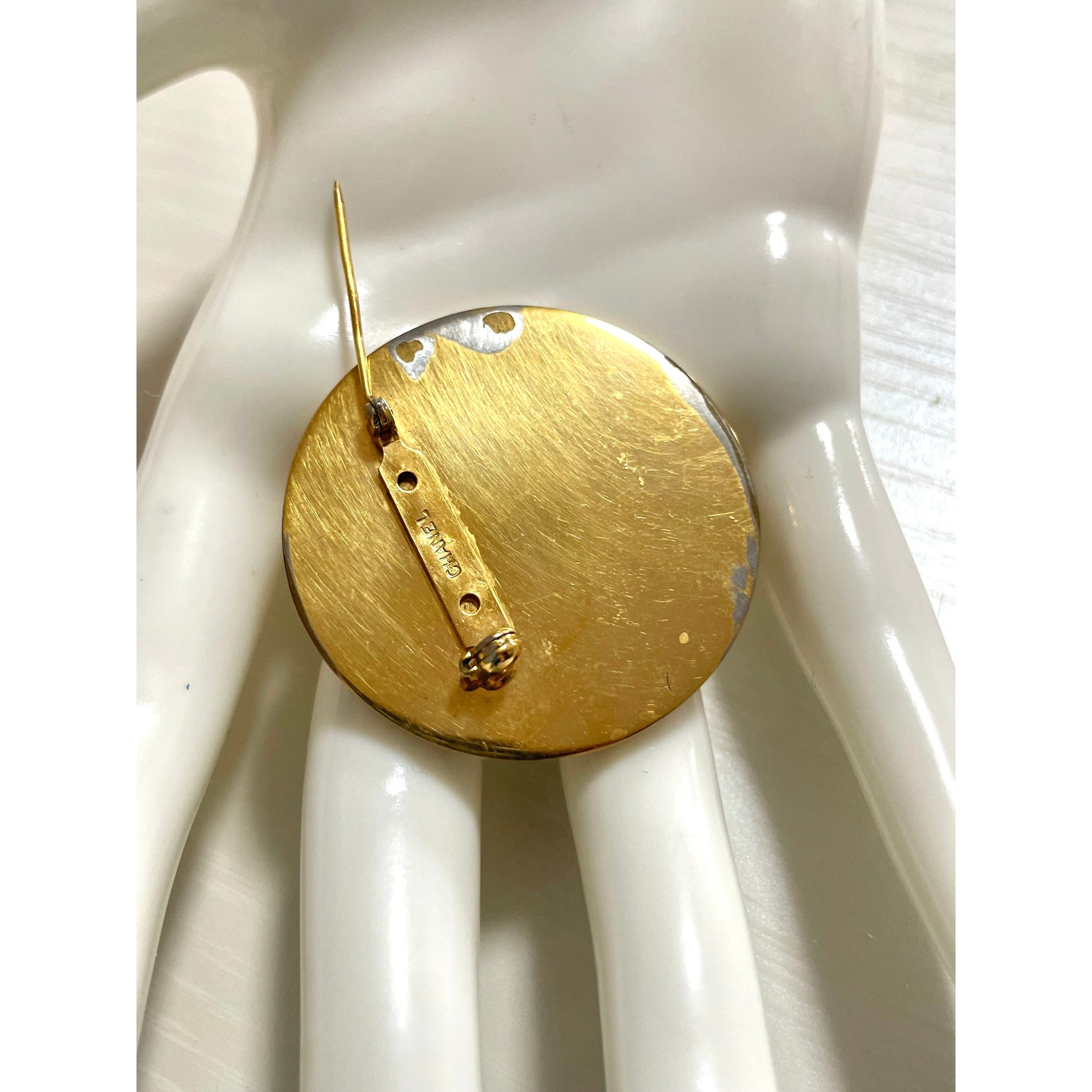 Chanel Vintage CHANEL red and gold round CC brooch. Size ONE SIZE - 8 Thumbnail