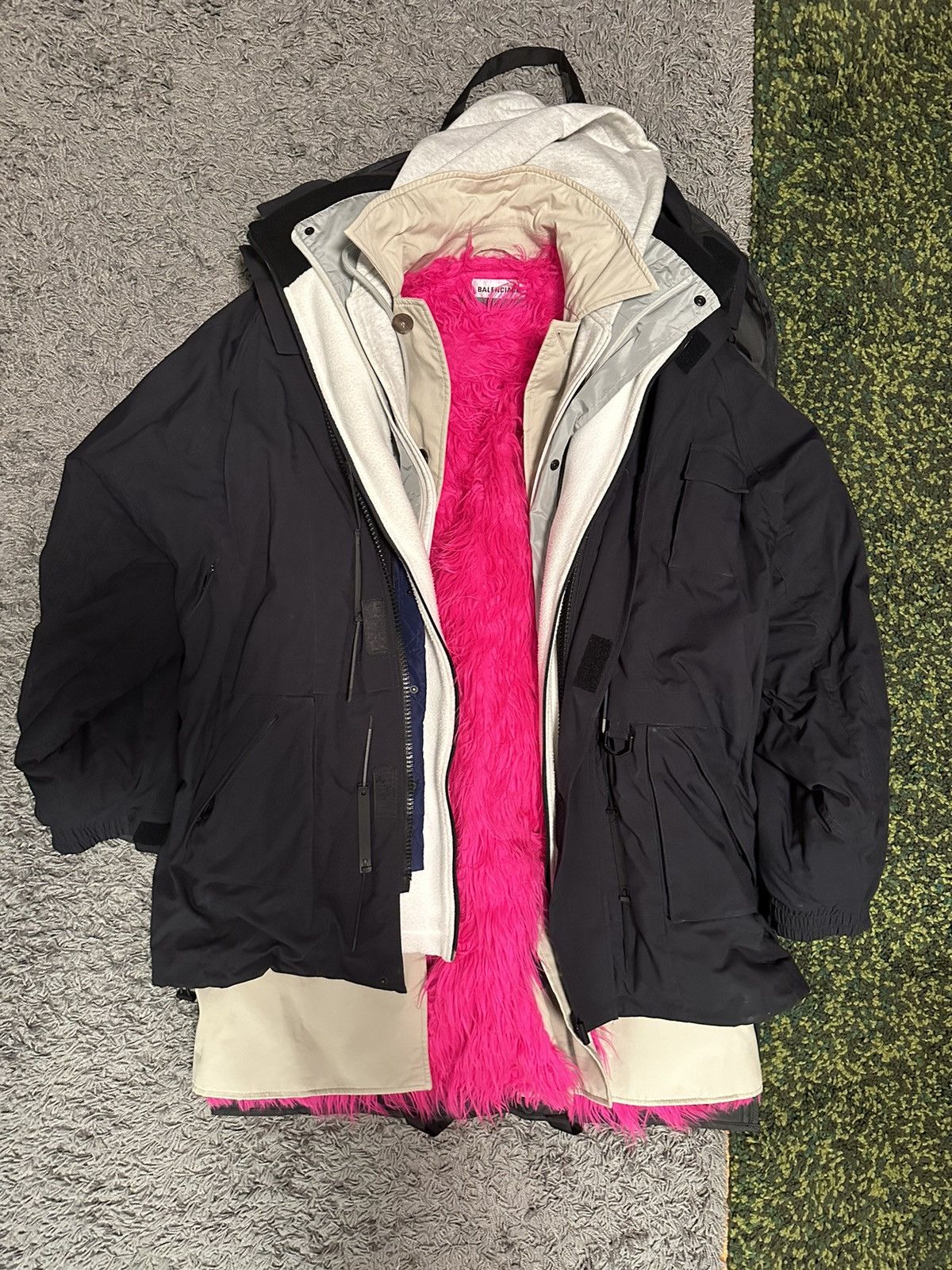 コート BALENCIAGA SHRUNK PARKA Balenciaga Shrunk Parka Jacket in Black | FWRD