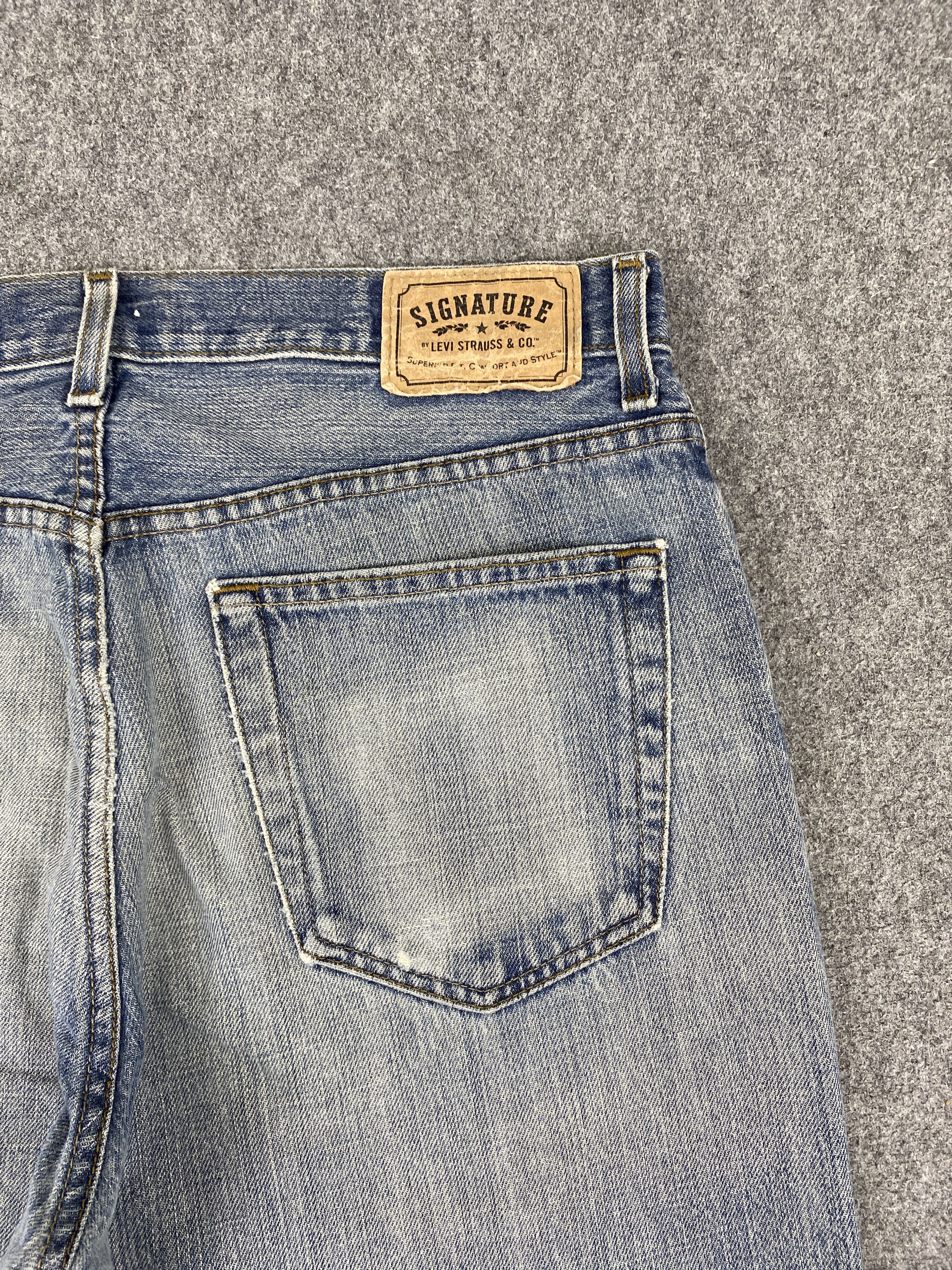 Levi's Vintage Distressed Levis Signature Faded Blue Jeans S0027 Size US 33 - 11 Thumbnail