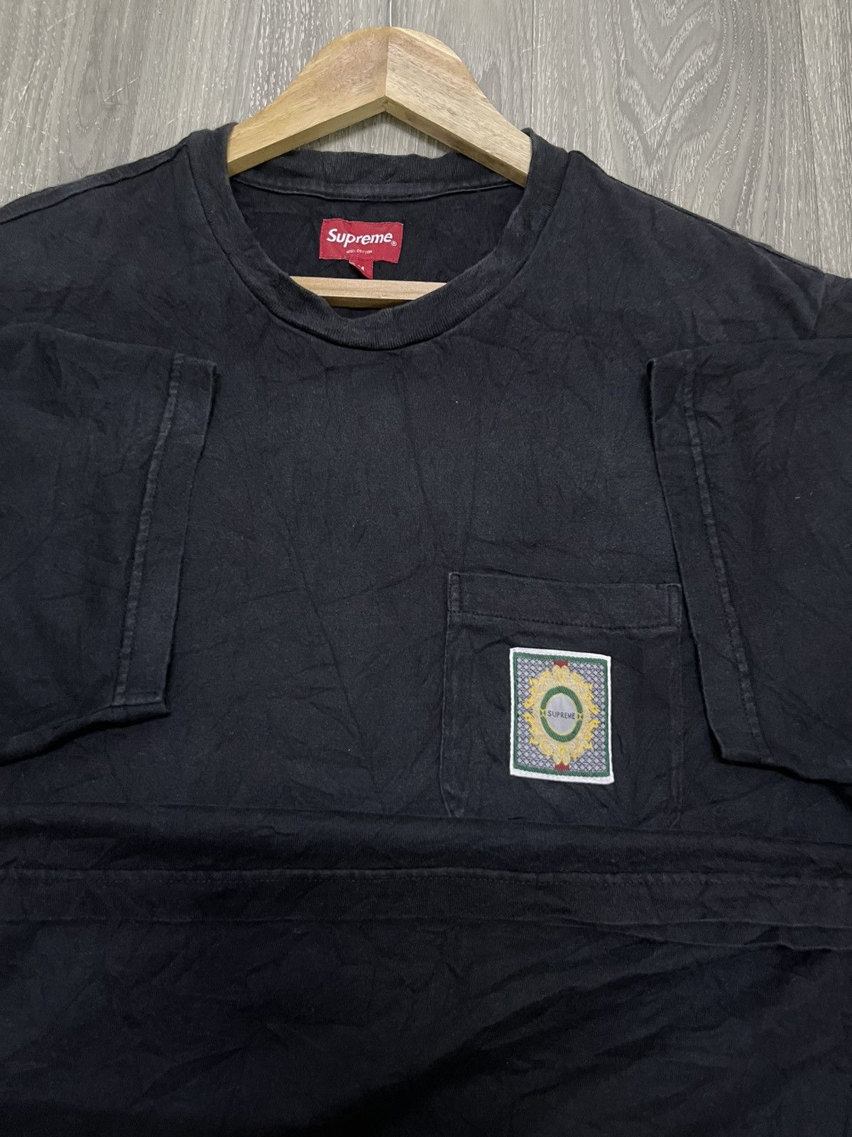 Supreme Supreme Crest Label Pocket Tee Black Size (M) Size US M / EU 48-50 / 2 - 14 Thumbnail