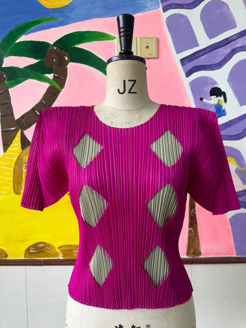 Issey Miyake Issey Miyake A hollowed-out plum-colored top Size L / US 10 / IT 46 - 1 Thumbnail