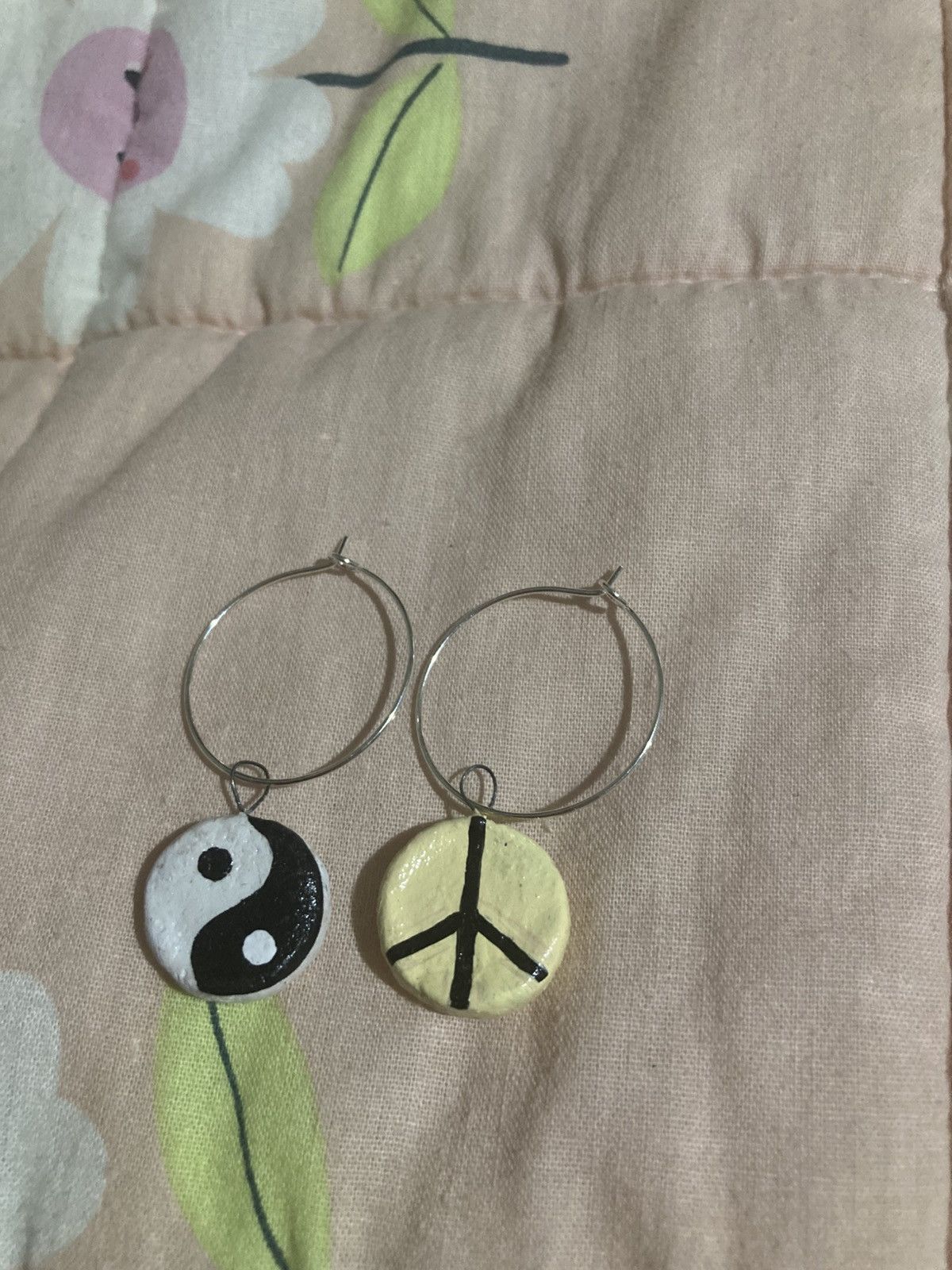 Other Ying yang and peace sign mismatch earrings Size ONE SIZE - 2 Thumbnail