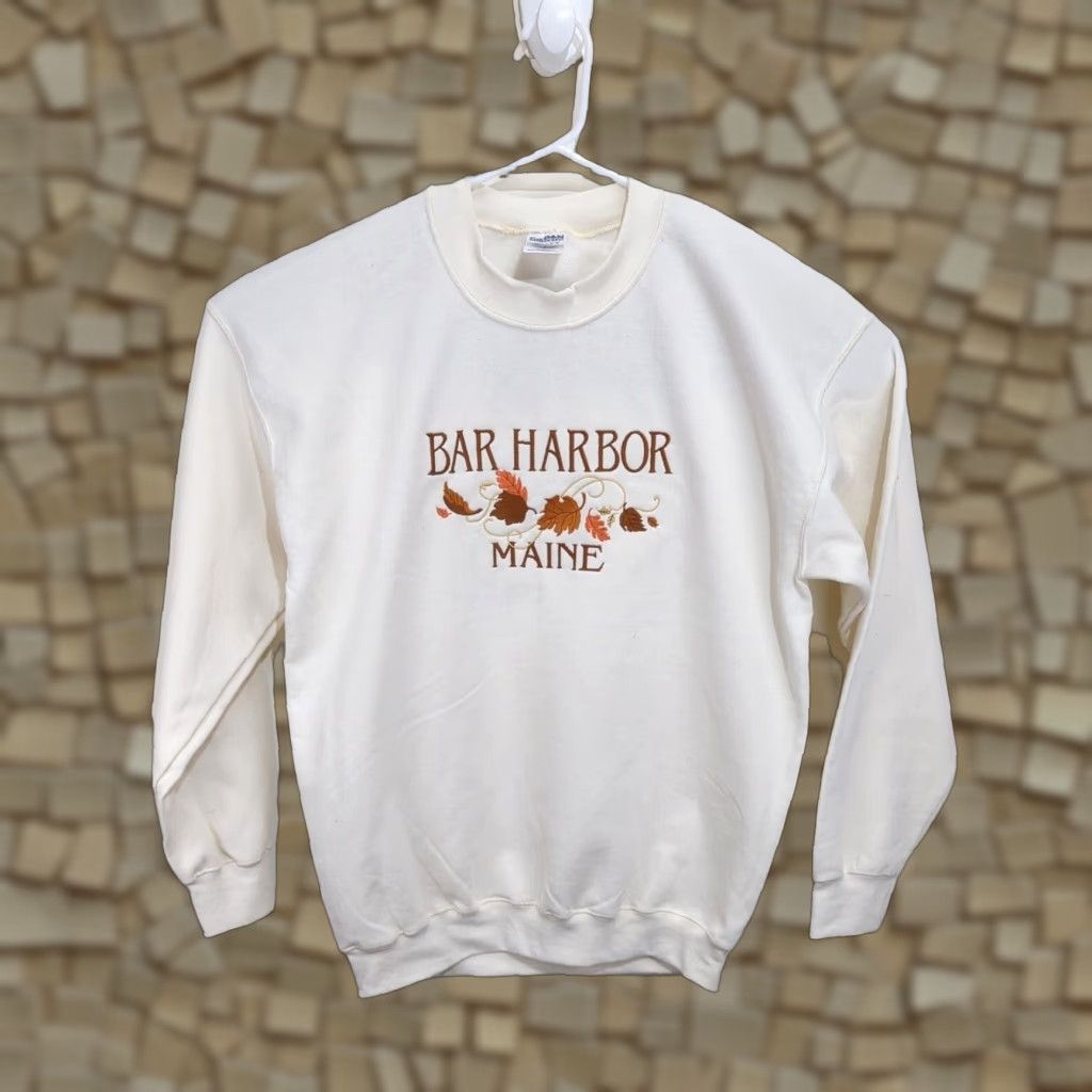 Gildan VINTAGE Gildan Sweatshirt Crew Neck Unisex Adults L Cream Embroidered Logo Heavyweight Fall Leaves Bay Harbor Maine Destination Size US L / EU 52-54 / 3 - 1 Thumbnail