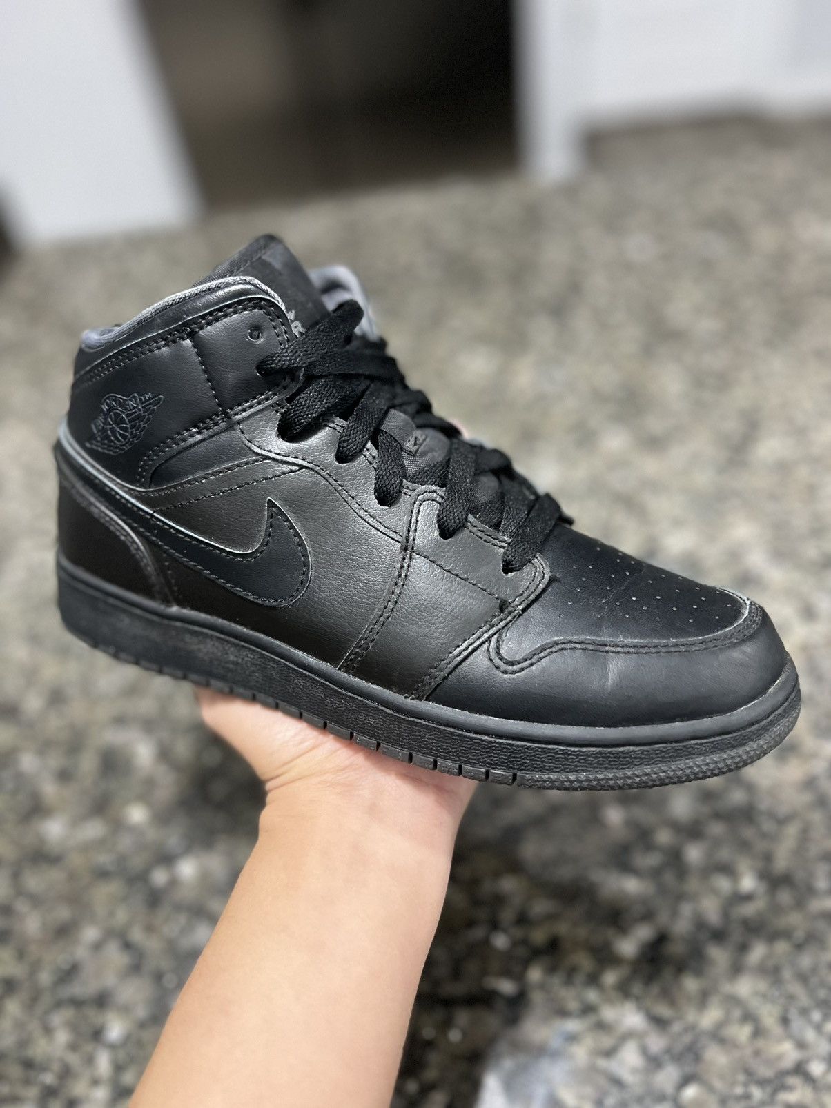 Jordan Brand × Nike Air Jordan 1 Mid Triple Black 6.5Y Size US 6.5 / EU 39-40 - 2 Thumbnail