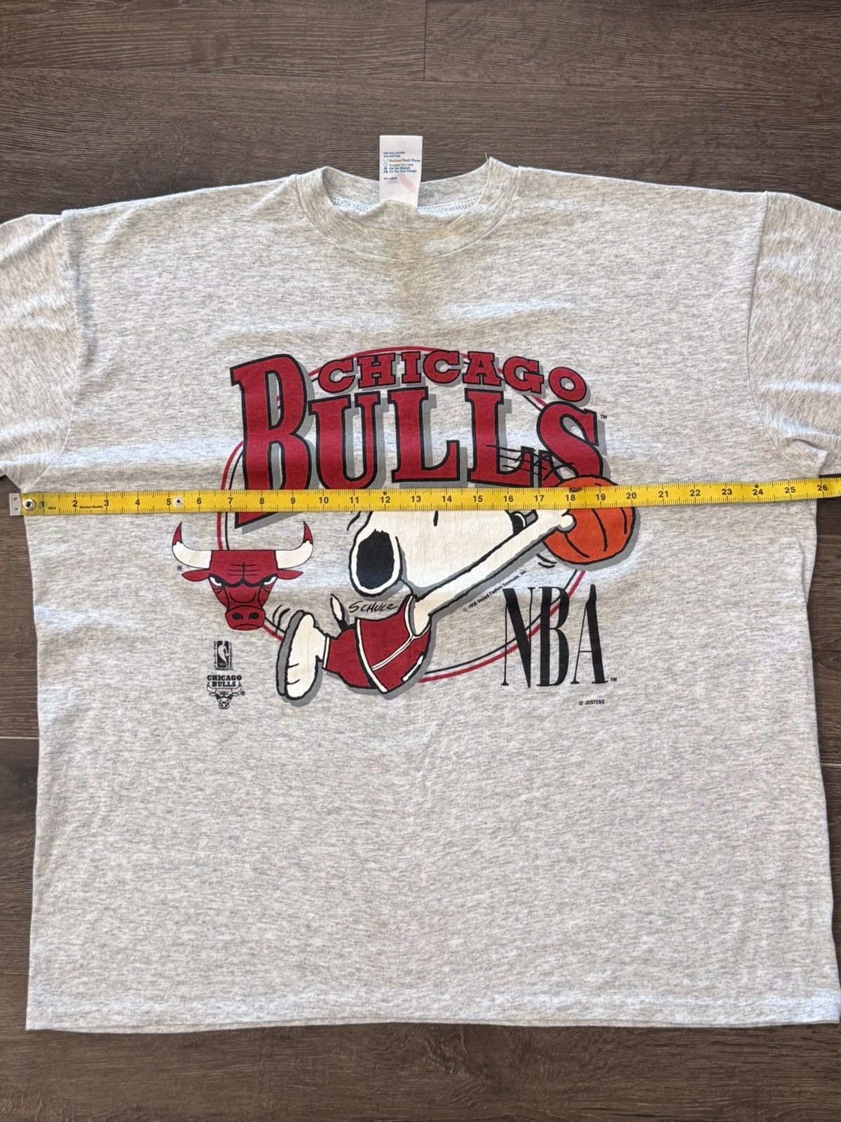 NBA vintage 90s t-shirt Chicago Bulls and the Peanuts Snoopy. Size US L / EU 52-54 / 3 - 9 Thumbnail