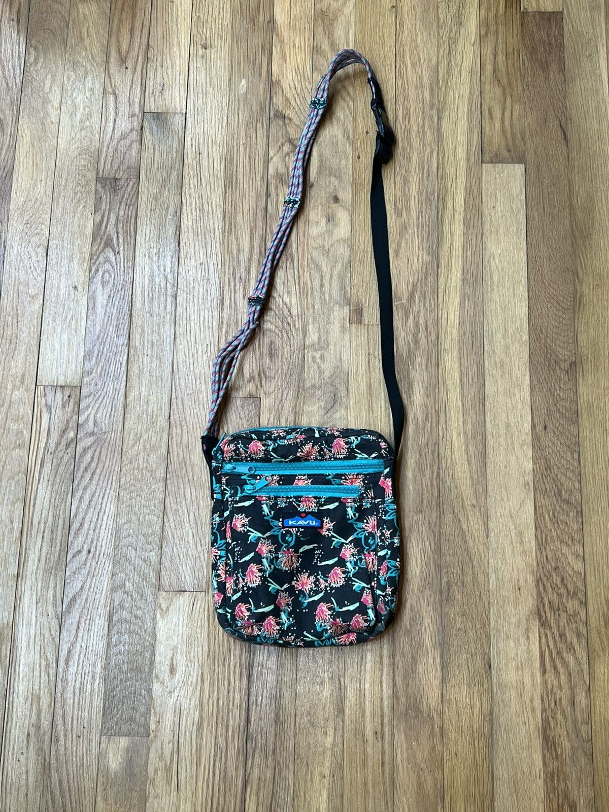 KAVU Kavu Bird of Paradise Floral Rope Sidewinder Crossbody Bag Size ONE SIZE - 4 Thumbnail