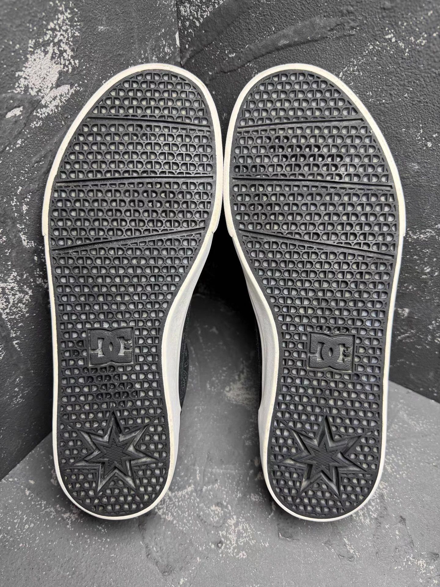 DC DC Black Slip-On Sneakers Q10 Size US 8.5 / EU 41-42 - 4 Thumbnail