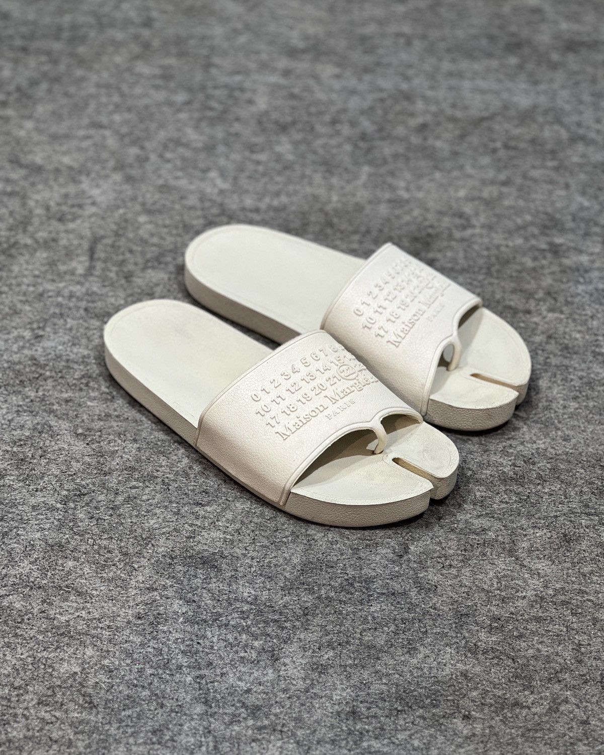 Maison Margiela Maison Margiela White Tabi Slides Sandal Size US 9.5 / EU 42-43 - 1 Thumbnail