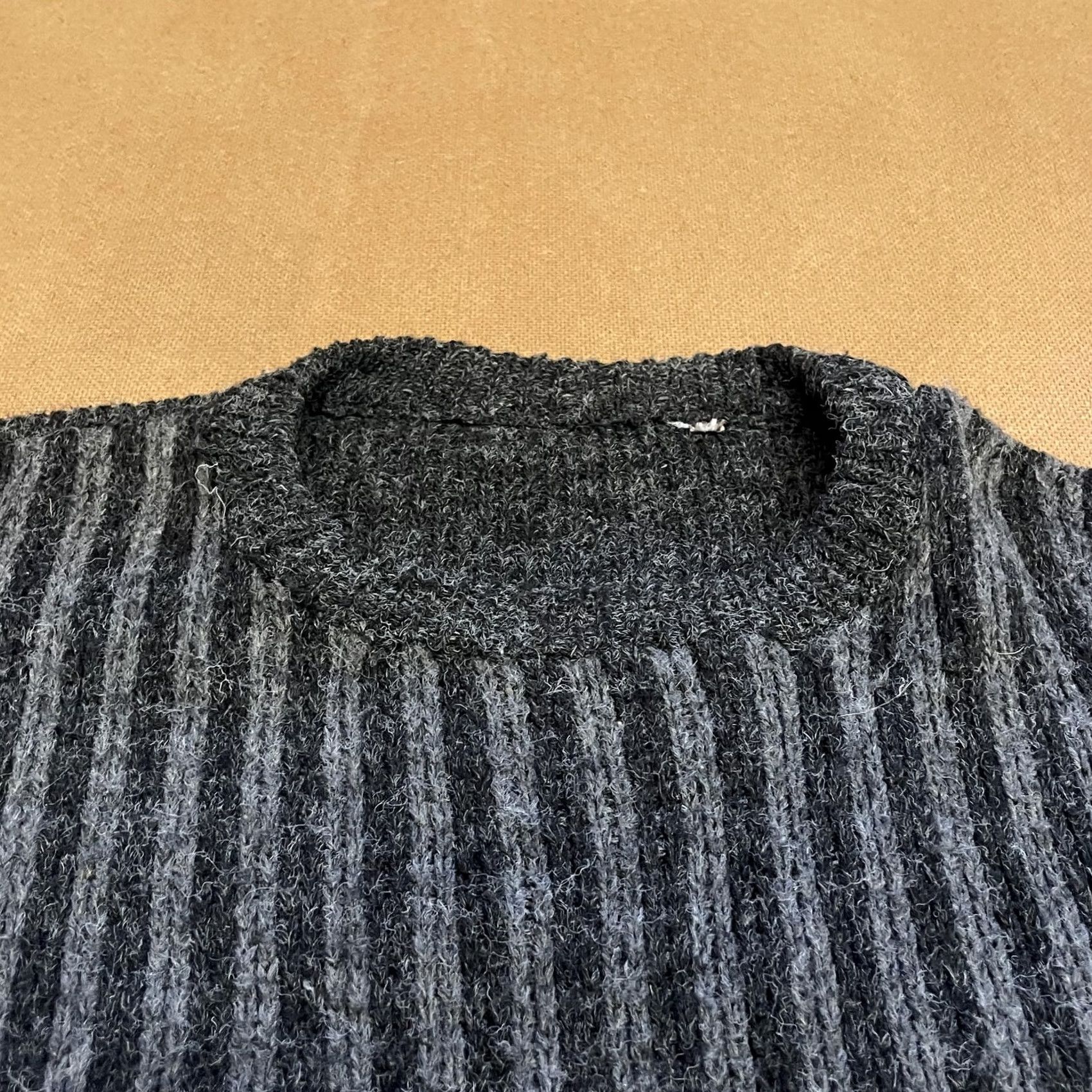 Etro VINTAGE Wool Sweater Mens Large Geometric Pattern Pullover Warm 80s Gray Red Crew Neck Knitted Wool Mens Medium (approx) Size US M / EU 48-50 / 2 - 5 Thumbnail