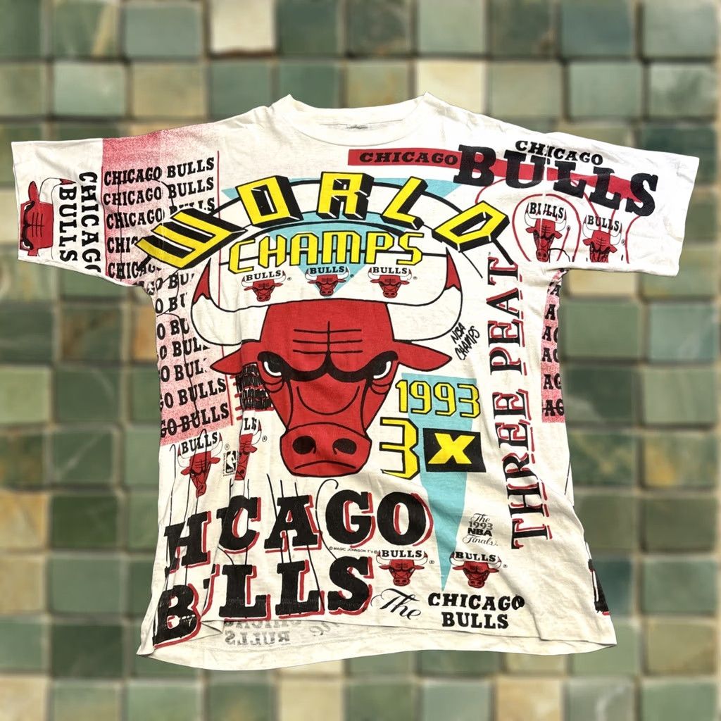 Vintage VINTAGE Chicago Bulls Shirt All Over Print 3 Time World Champs Magic Johnson XL Mens 90s Size US XL / EU 56 / 4 - 1 Thumbnail