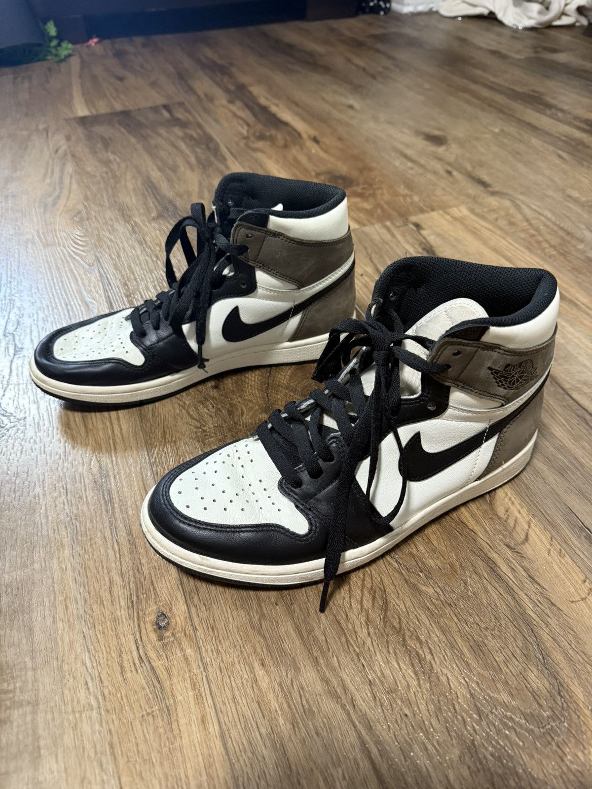 Nike Jordan 1 Retro High Mocha Size US 8 / EU 41 - 1 Thumbnail