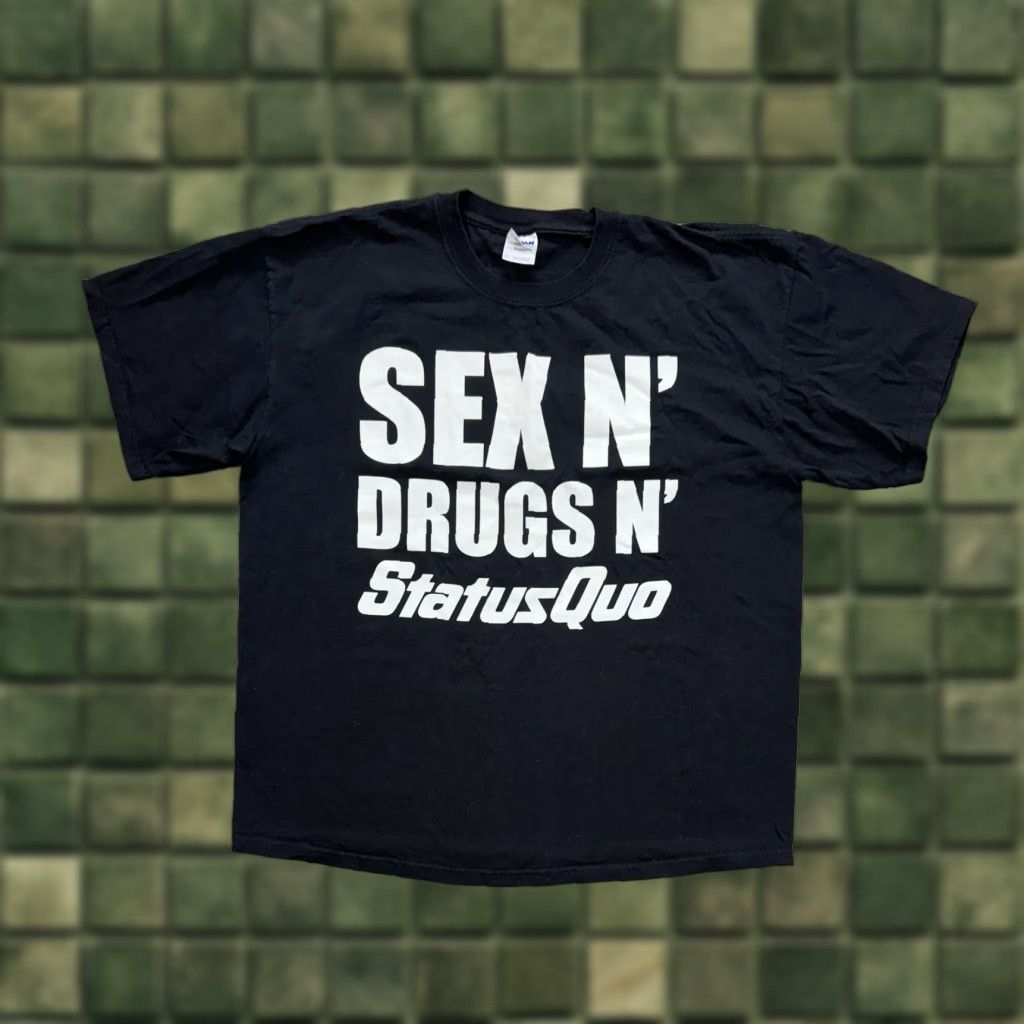 Gildan VINTAGE Sex Drugs Status Qwo Y2k Humor Art Rock Band T-Shirt Black XL Men Short Sleeve T-Shirt Size US XL / EU 56 / 4 - 1 Thumbnail