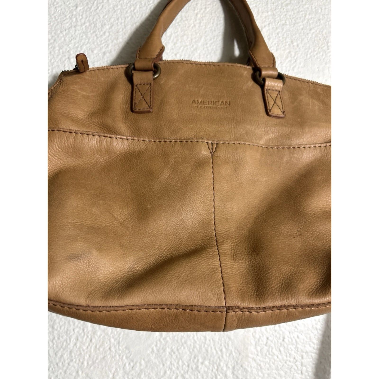 Vintage VINTAGE American Leather Co Crossbody Handbag Tan 11x10x5.5 Women Accessories Gr ay Leather Stains Size ONE SIZE - 4 Thumbnail