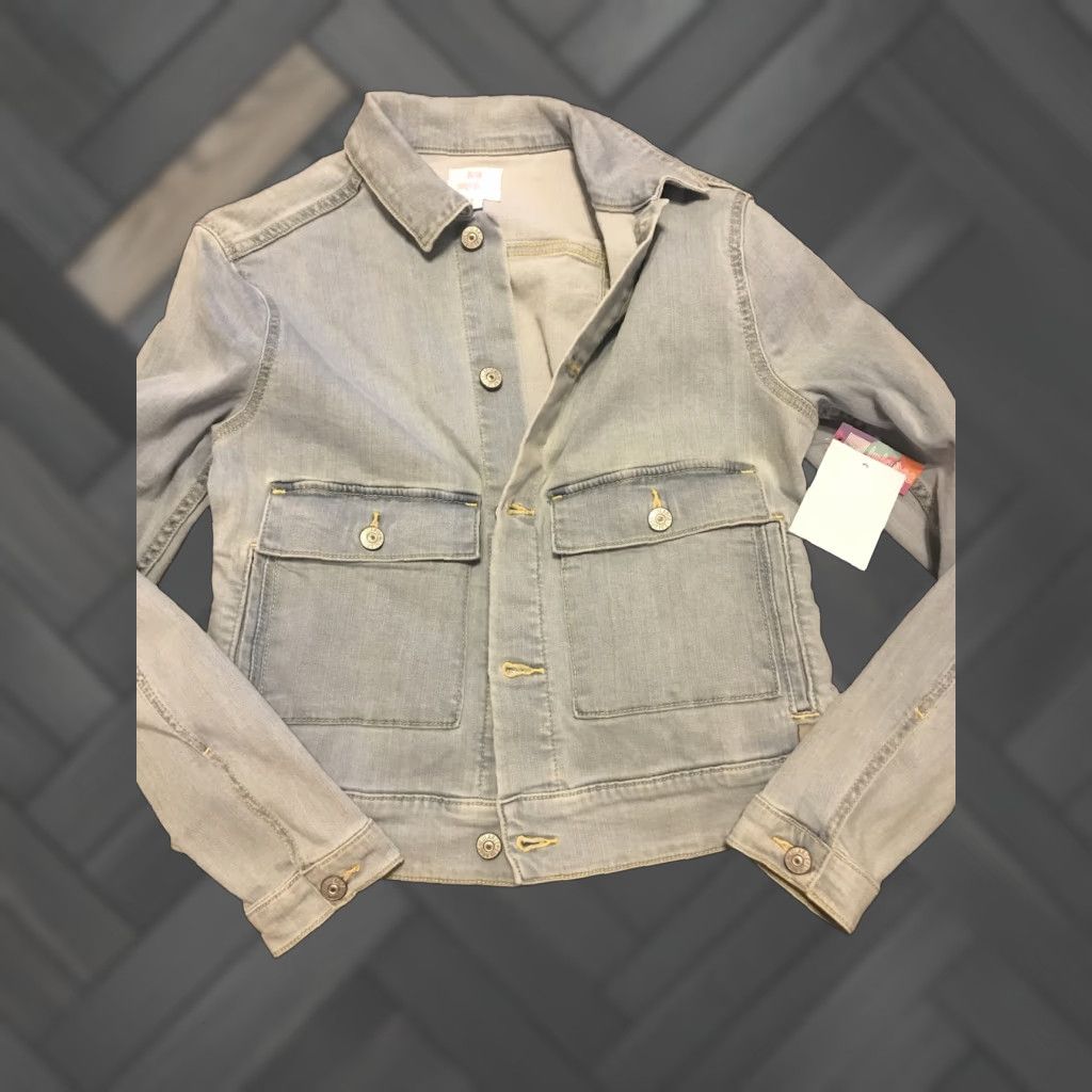 Vintage NWT LuLaRoe Kenny Jacket Light Denim Cropped S Small Women Denim Jacket Discontinued Light Blue Size S / US 4 / IT 40 - 1 Thumbnail