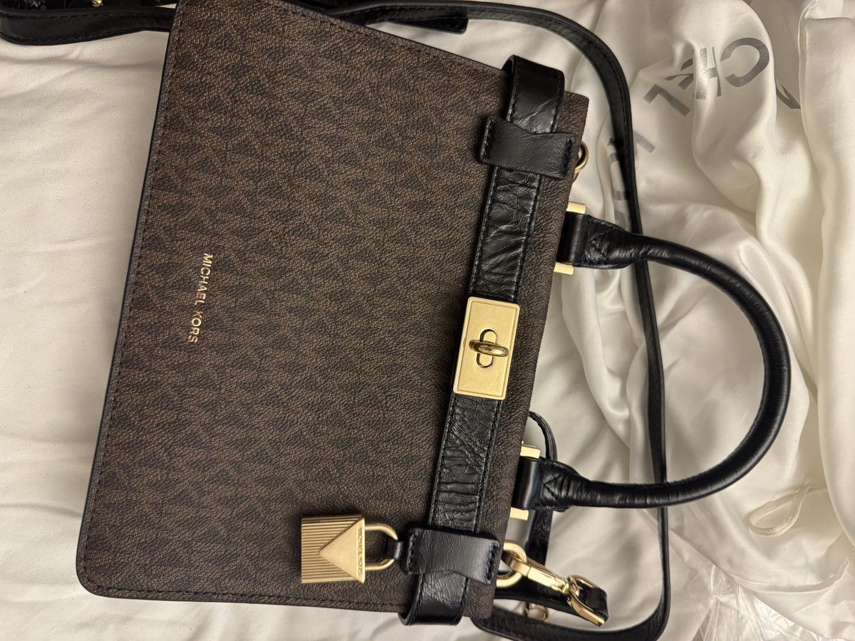Michael Kors Tatiana Mini Logo and Patent Leather Satche Size ONE SIZE - 1 Thumbnail
